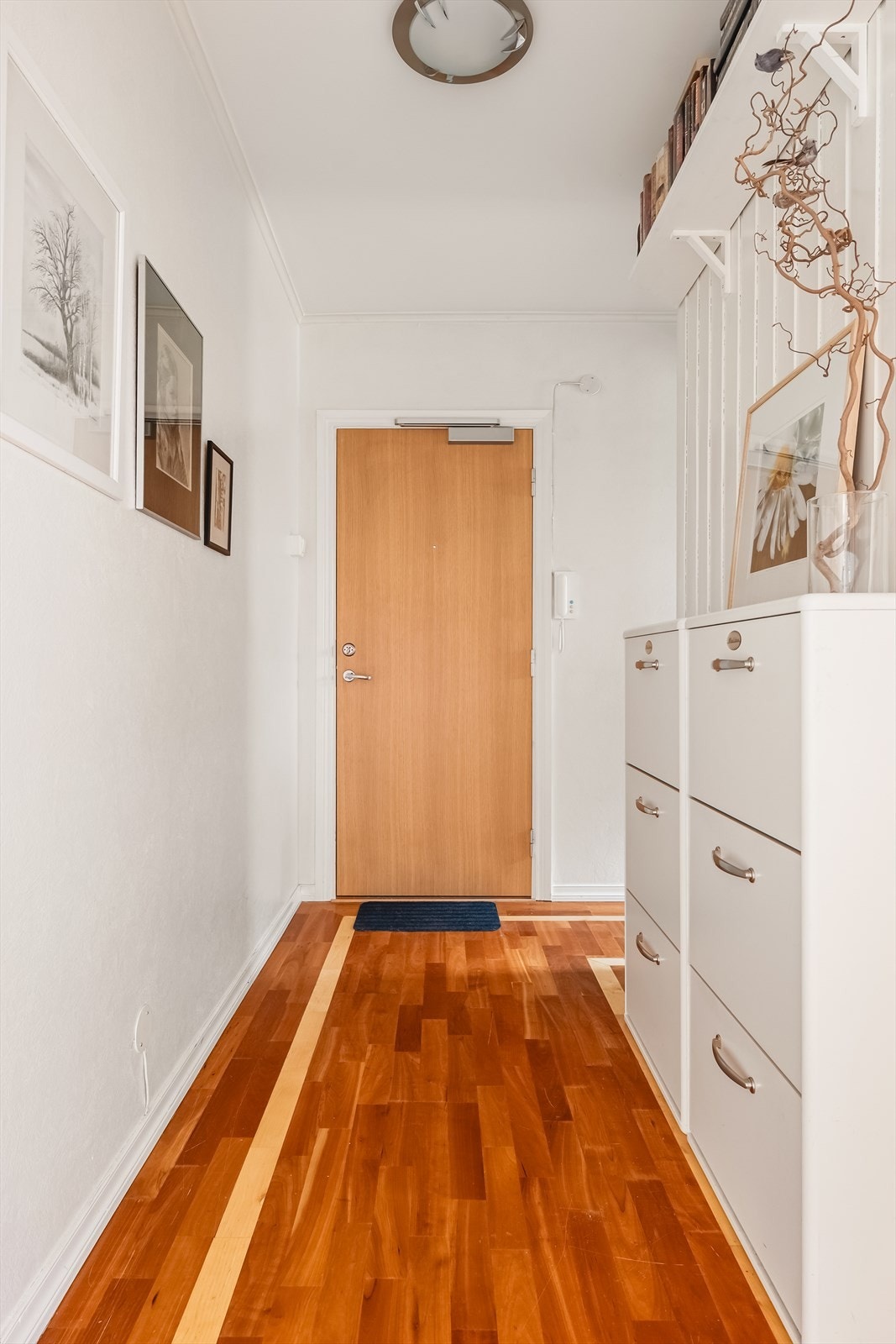 Entré/gang på 7,6 kvm med hyller, klesoppheng og innebygd skap. For ytterligere oppbevaring er det 3 tilhørende boder (2 i kjeller og 1 på loft). Galleribilde
