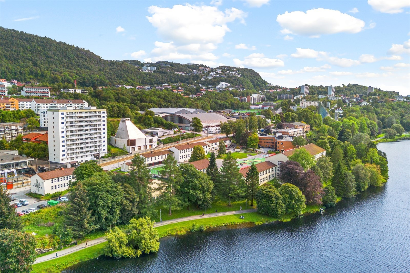 Ypperlig kollektivtilbud med holdeplass for Bybanen som tar deg til Bergen sentrum på bare 14 minutter. Foretrekker du buss, er det flere linjer fra Nattlandsveien (ca. 3min å gå), og linje 5 fra Sletten Senter. Flott turterreng rundt Tveitevannet. Galleribilde