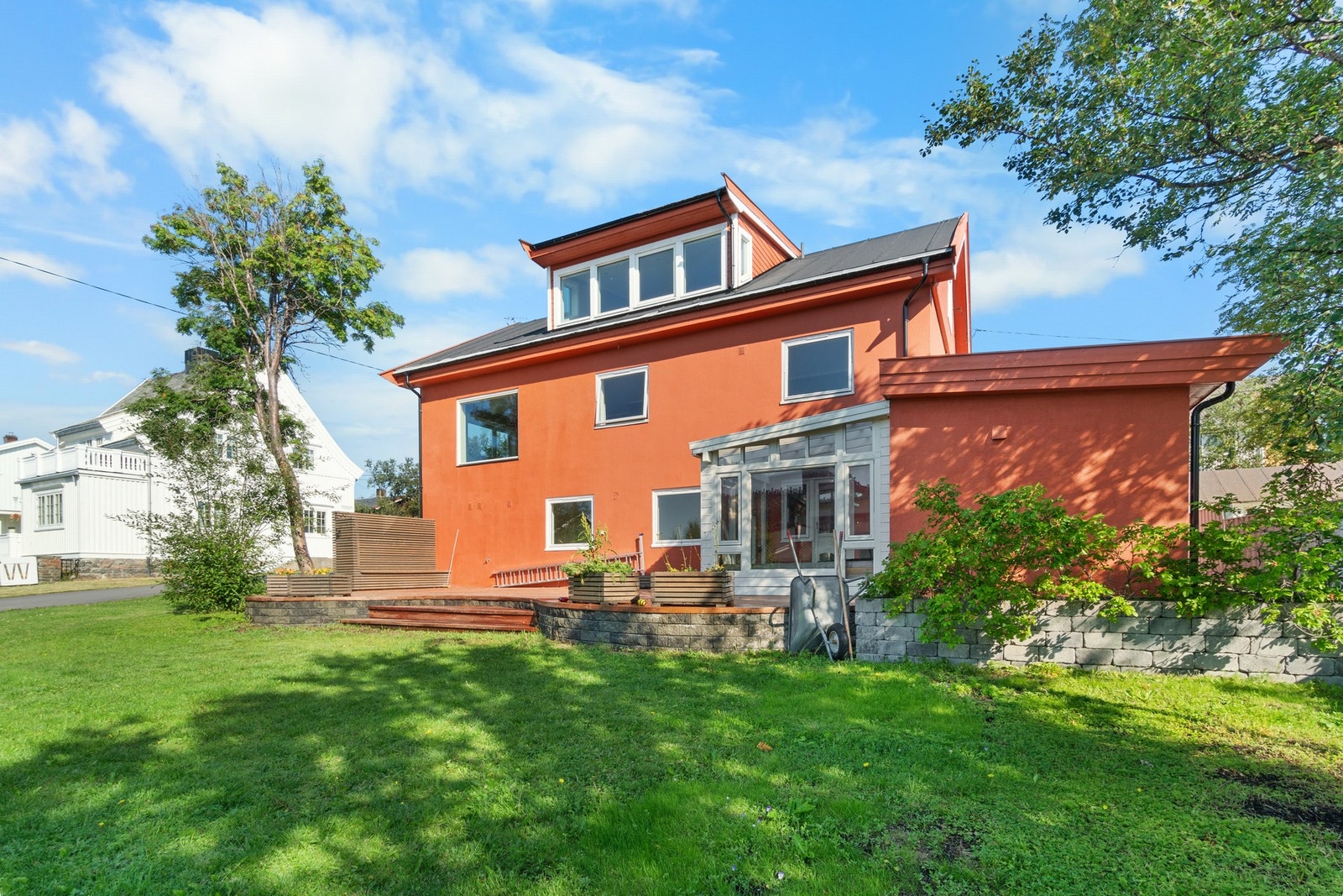 Velkommen til Damsveien 32 - en pen og moderne enebolig med gode sol- og utsiktsforhold! Foto: Thomassen Friluft Galleribilde