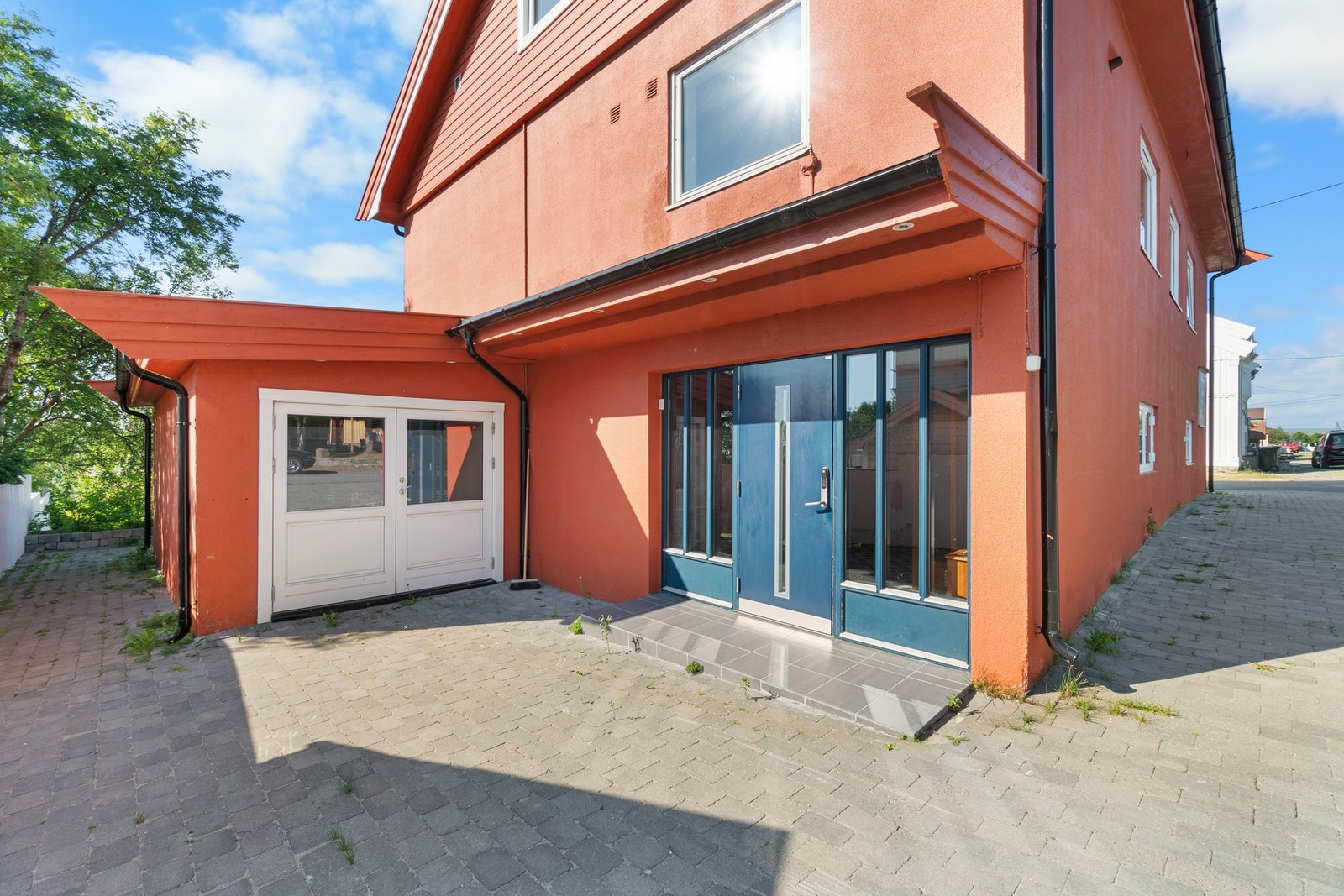 Boligen ligger fint til i et rolig boområde sentralt i Vadsø. Det er kun 6-7 minutters gange til sentrum og dagligvare. Galleribilde