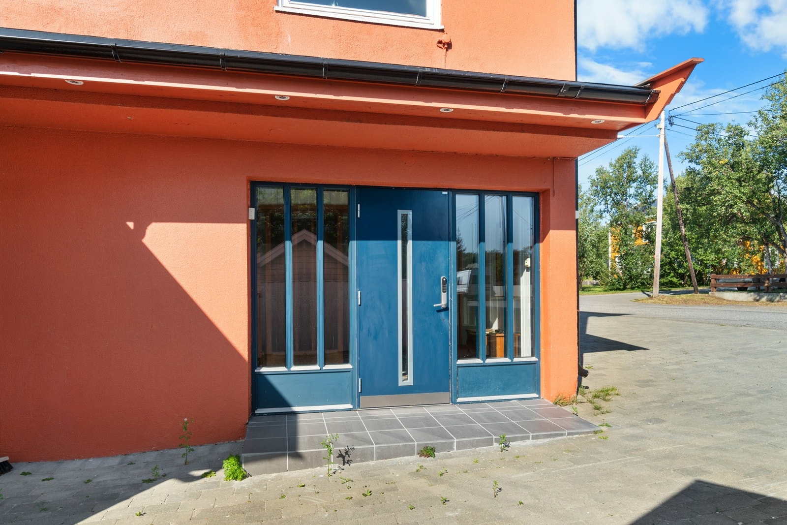 Utenfor er det spotter for en god belysning, og brosteinlagt gårdsplass. Galleribilde