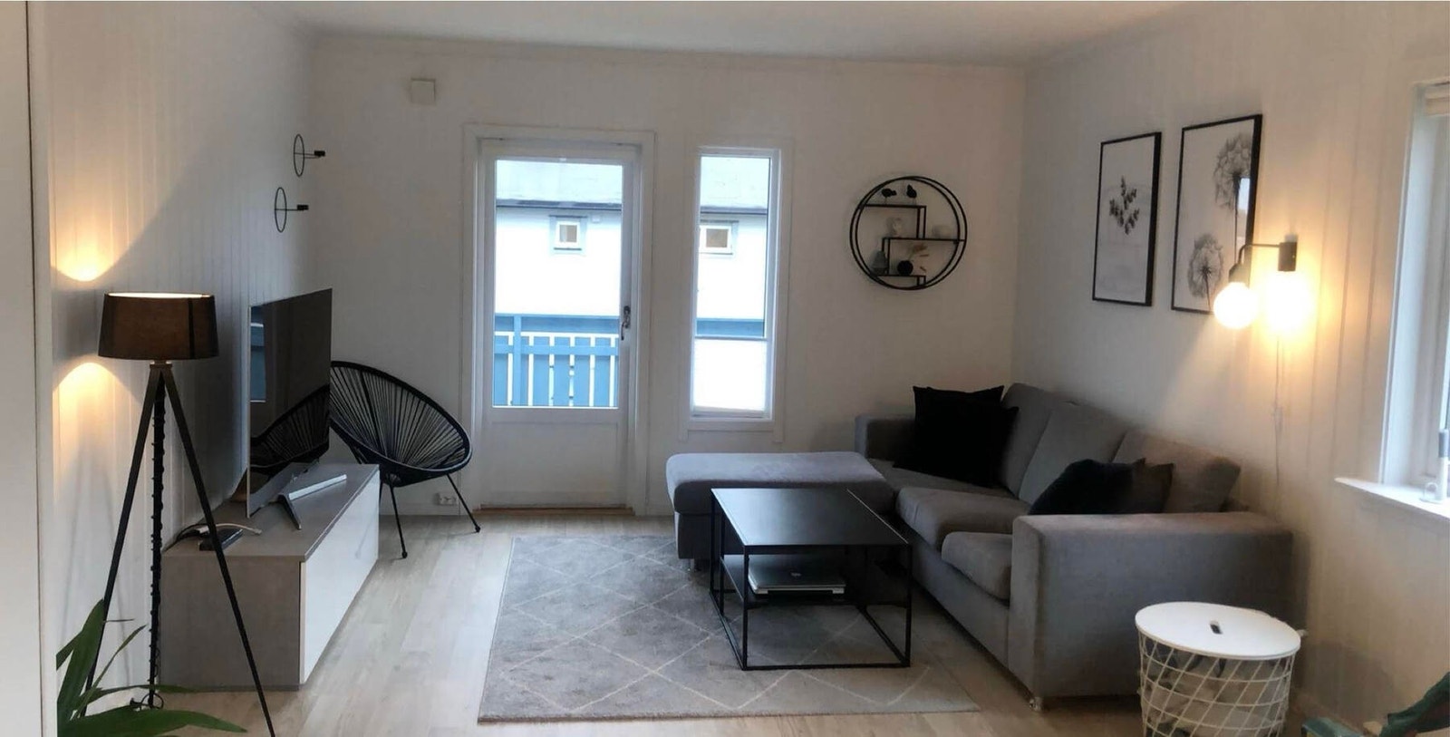 Møblert bilde av stuen tatt av tidligere eier. Galleribilde