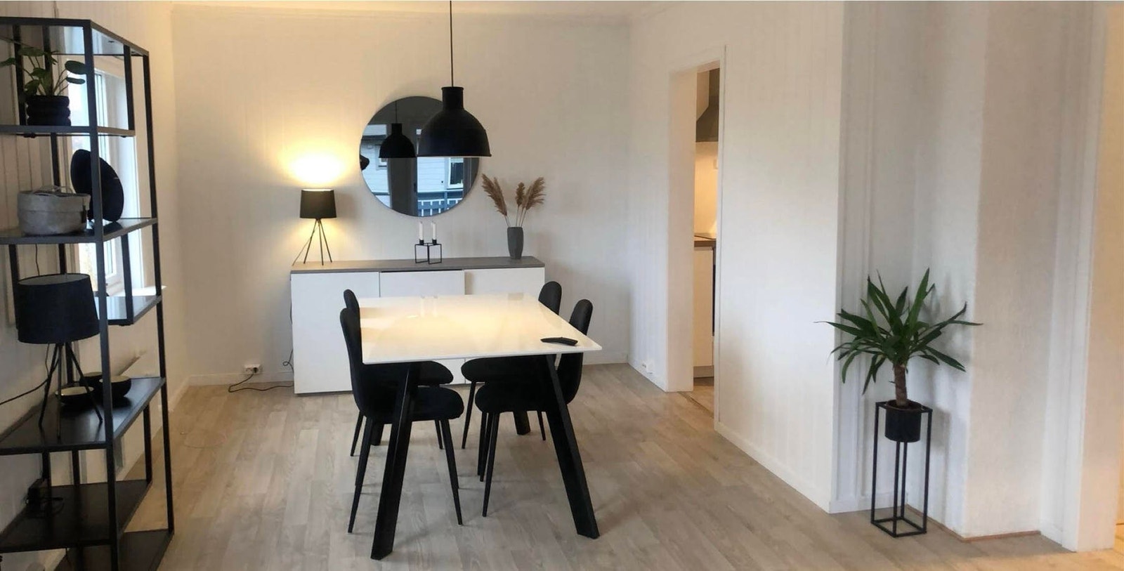 Møblert spisestue tatt av tidligere eier. Galleribilde