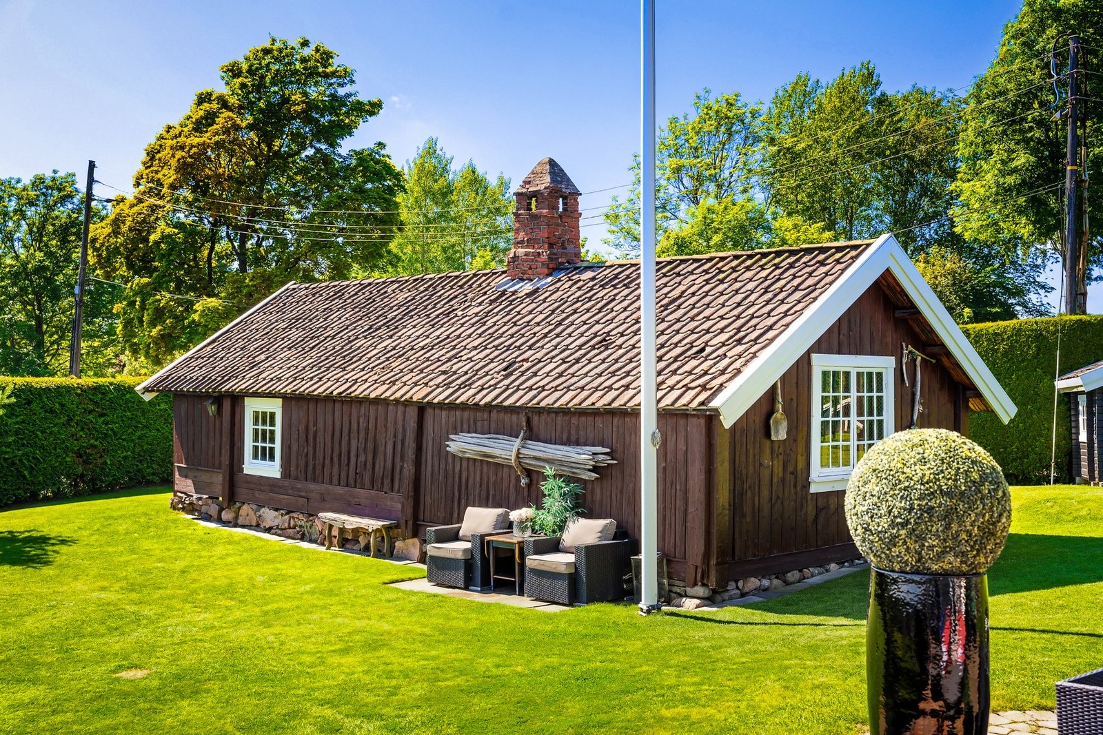 Frittliggende, sjarmerende smie fra 1700- tallet med originale detaljer Galleribilde