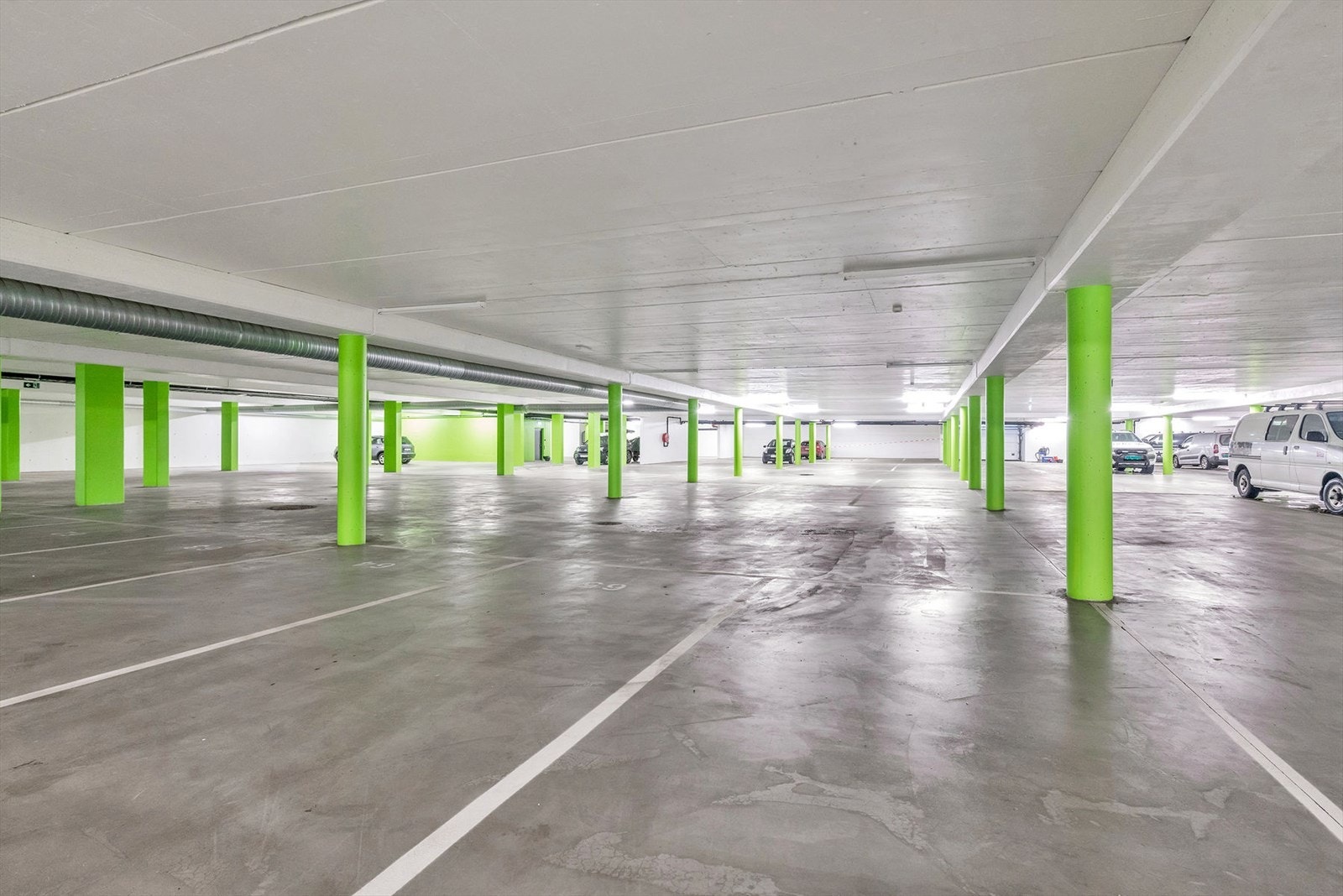 Parkeringsplass i kjeller Galleribilde