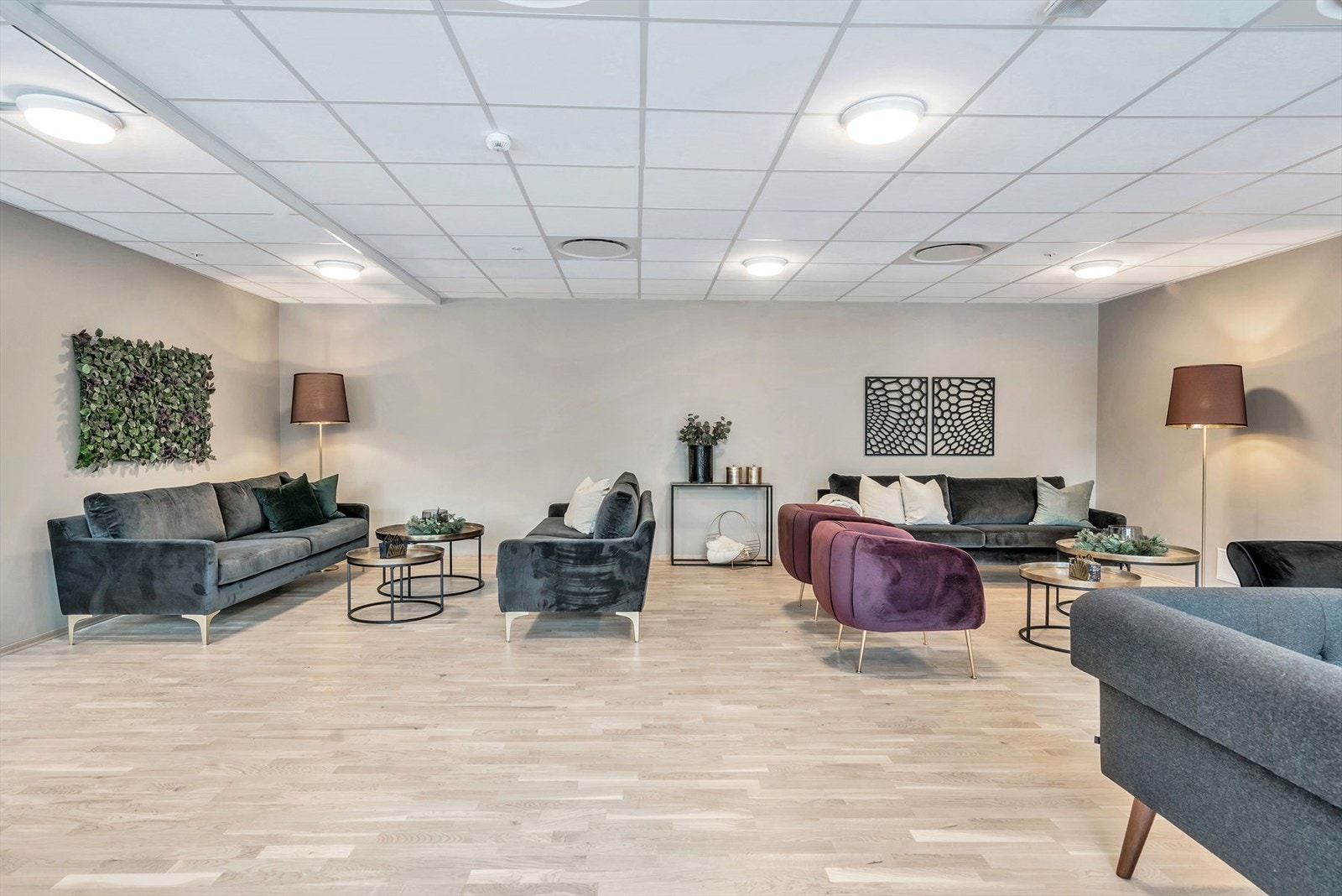Innredet med flere sittegrupper Galleribilde