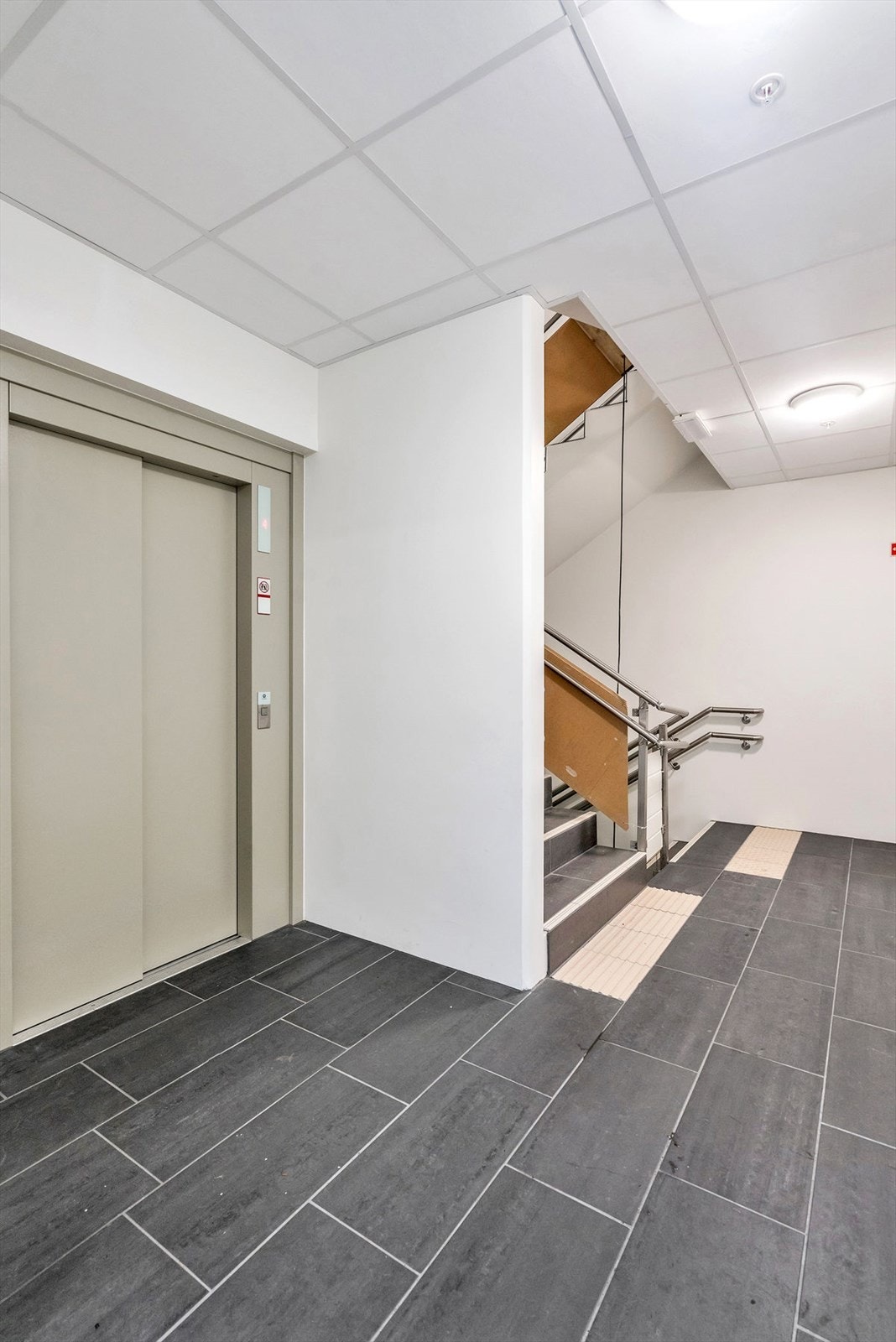 Trapp og heis opp til leiligheten som ligger i 3.etasje. Heisadkomst fra parkeringskjeller Galleribilde