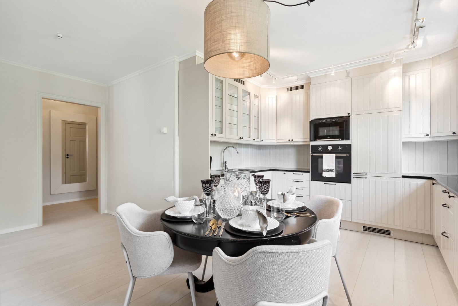 Åpen kjøkkenløsning med god plass til spisebord for hyggelige sammenkomster. Galleribilde