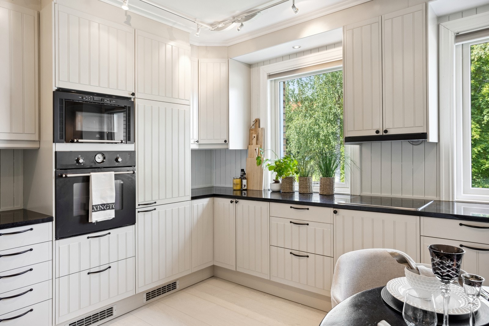 Lyst og velholdt kjøkken med integrerte hvitevarer. Galleribilde