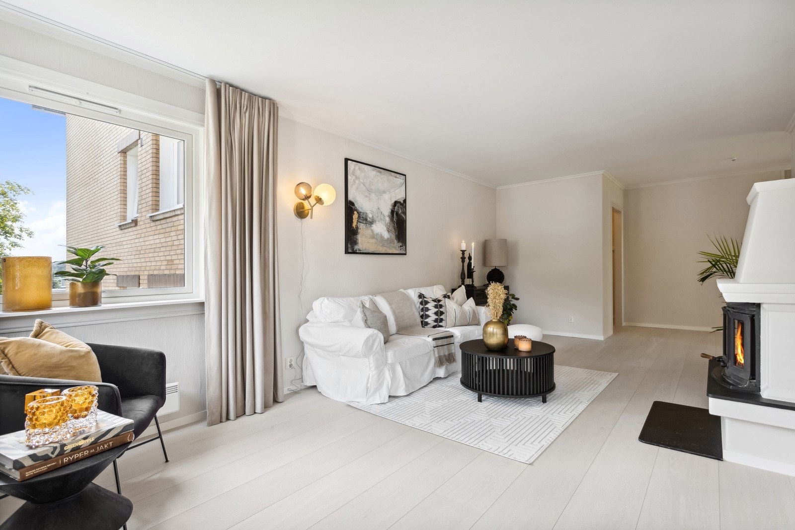 Stue med ekstra vindu på gavlveggen som gir mye lys inn. Galleribilde