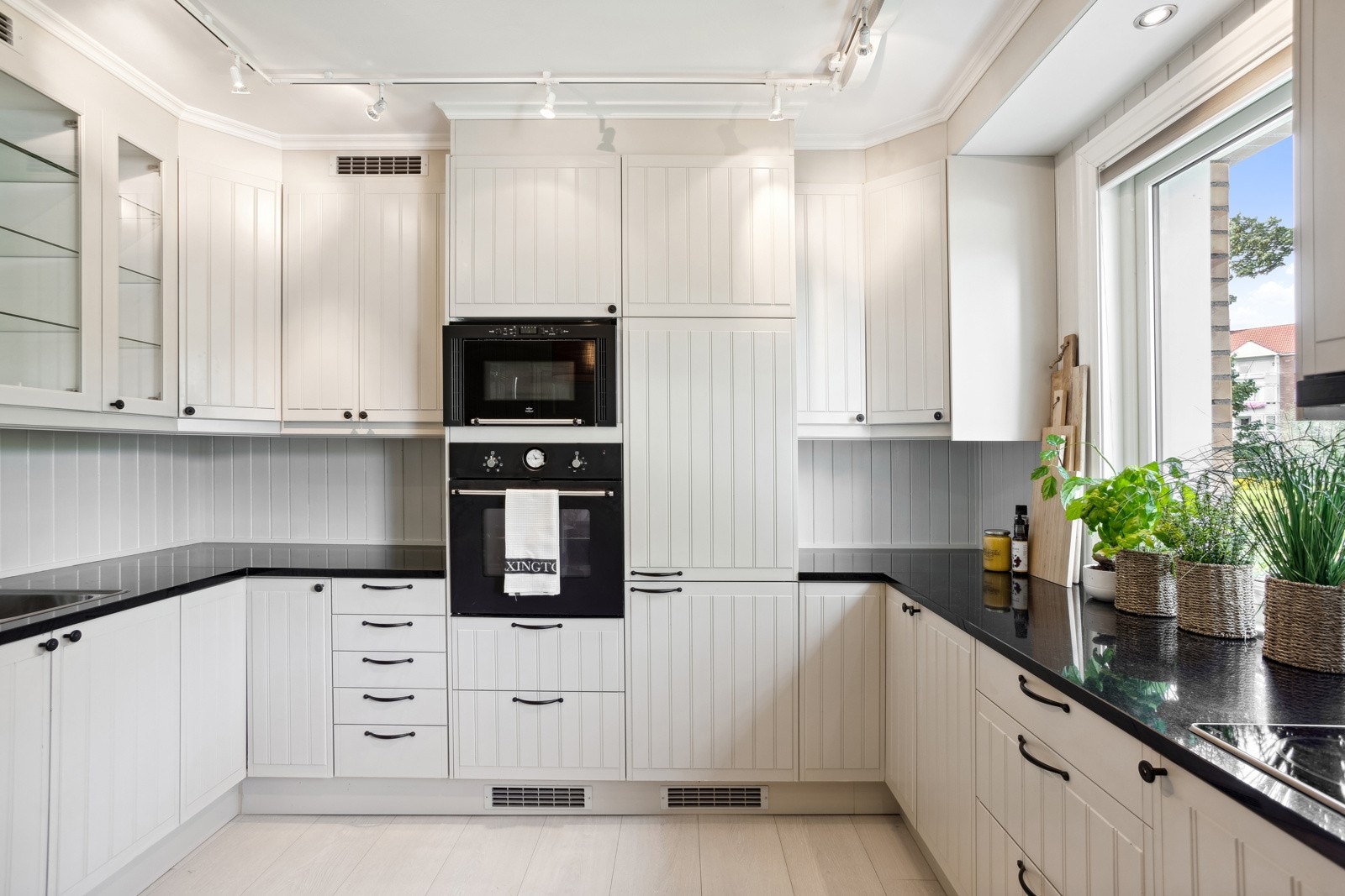 Innholdsrikt og åpent kjøkken fra IKEA. Galleribilde