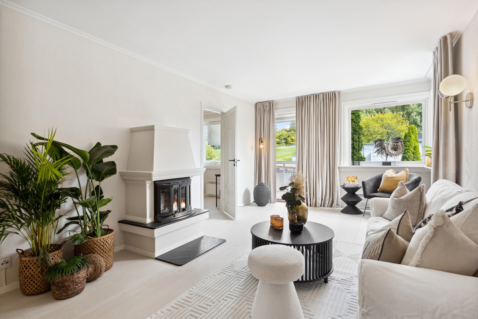 Stue med nye, flotte parkettgulv og lysmalte vegger. Peis som varmer godt vinterstid. Galleribilde