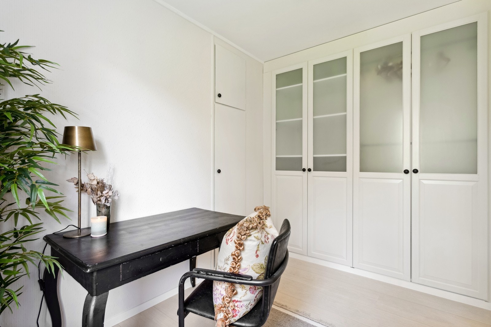 Soverom 2 er også av god størrelse og passer utmerket som barnerom/gjesterom/kontor. Galleribilde