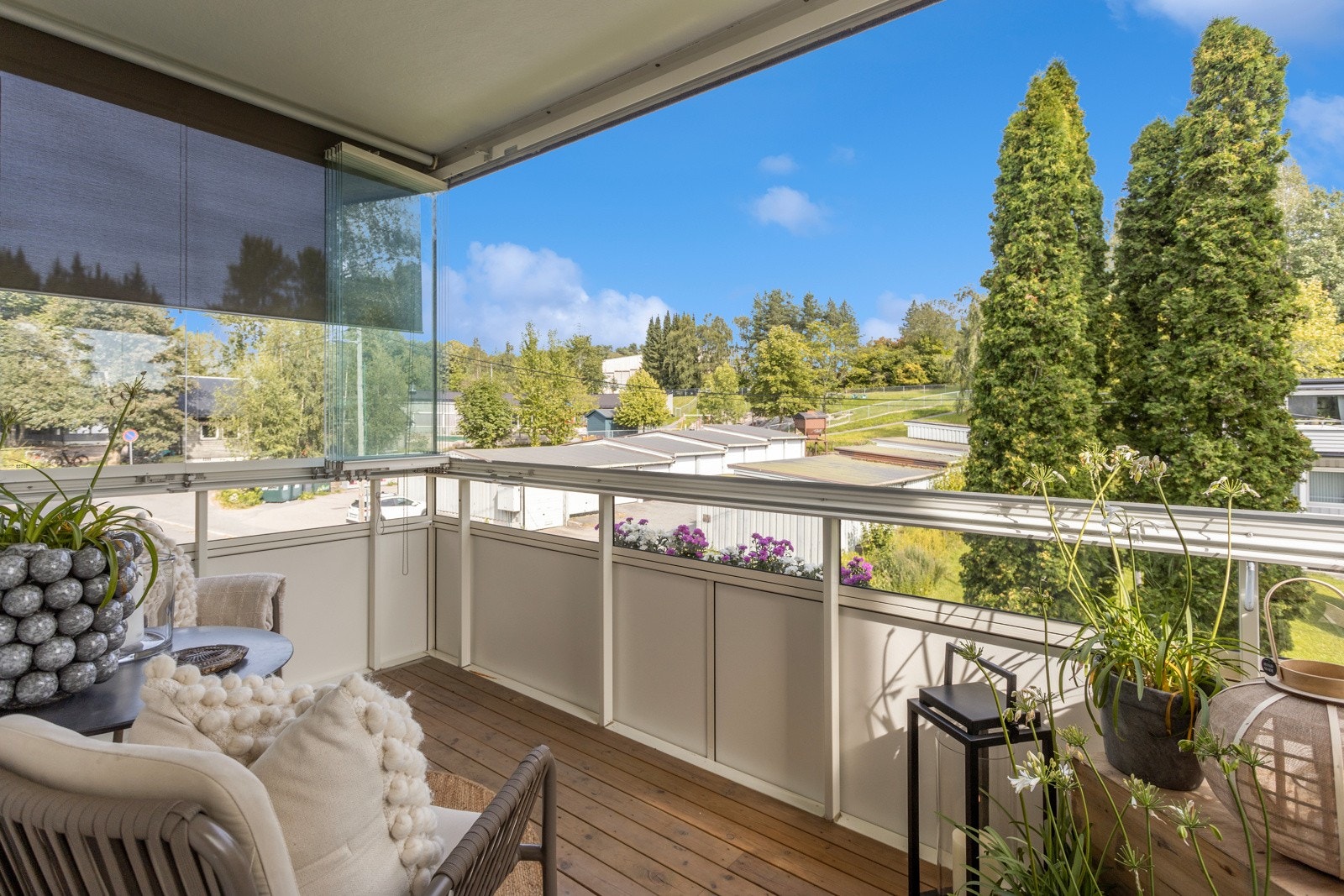 Stor innglasset balkong med solskjerming og god plass til utemøbler, planter mm. Galleribilde
