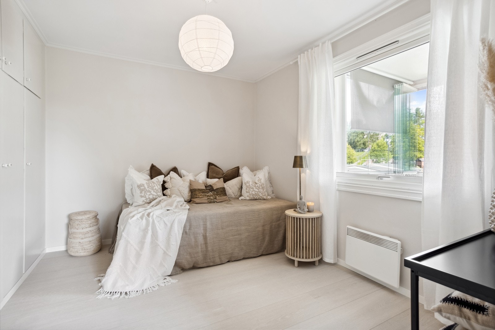 2 gode soverom, der hovedsoverommet er av ekstra god størrelse med god plass til dobbeltseng, nattbord mm. Galleribilde