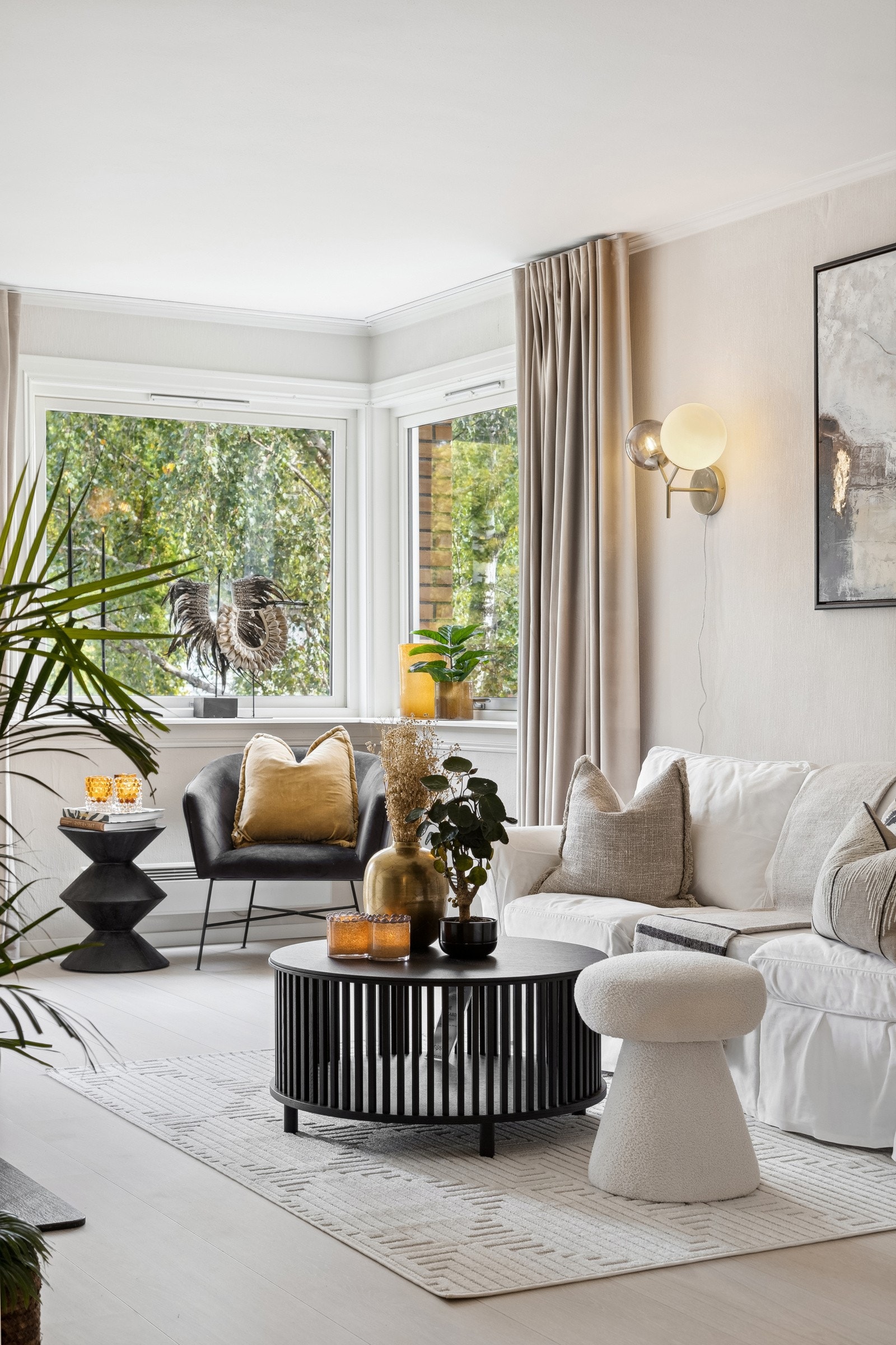 Lys stue med god atmosfære og flere innredningsmuligheter. Galleribilde