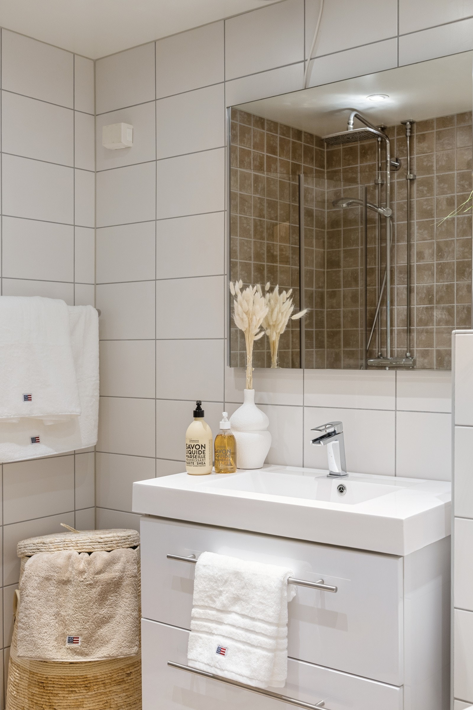 Badet er utstyrt med pen baderomsinnredning, inn-/utadslående dusjevegger og veggmontert klosett. Galleribilde