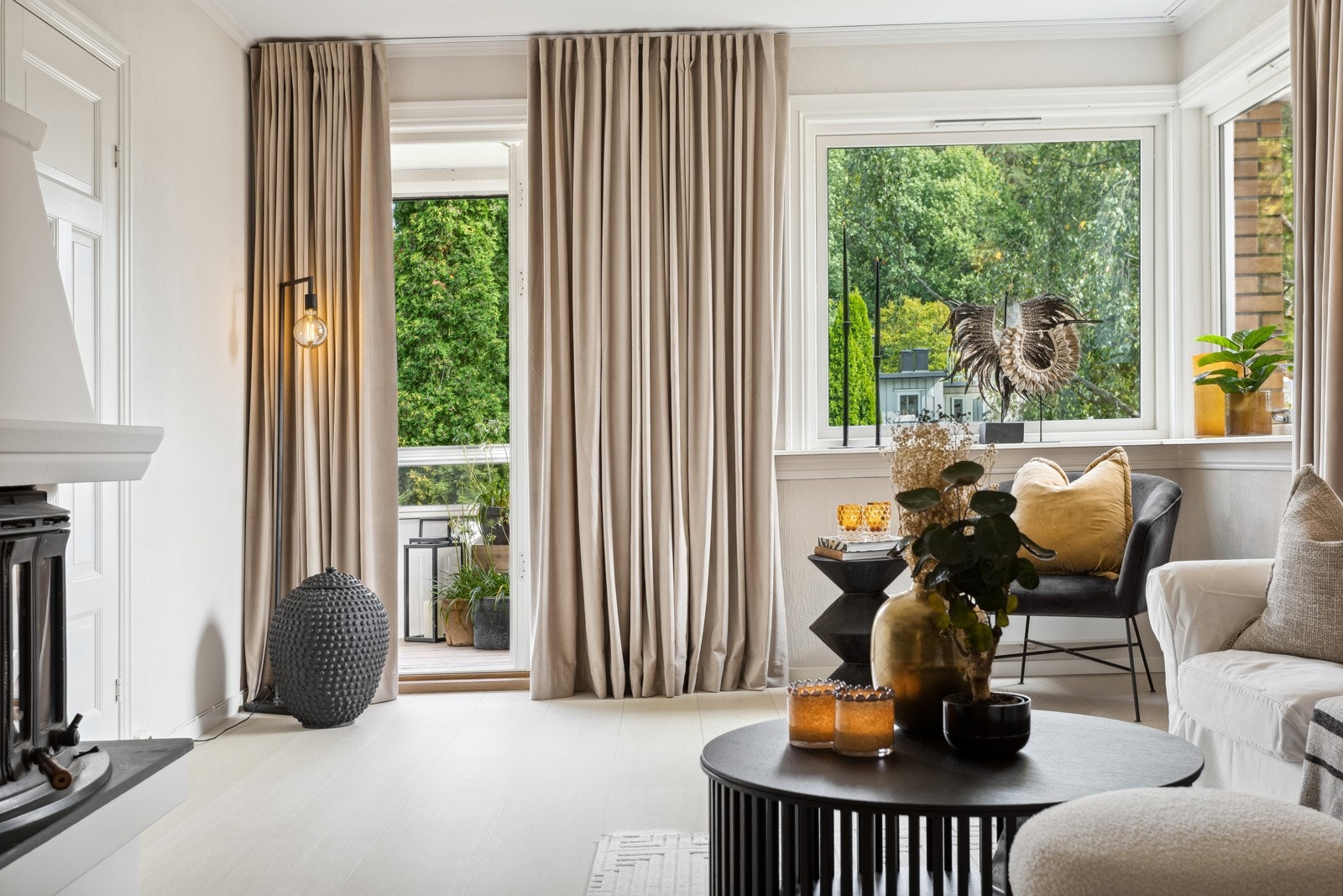 Stue med nyere balkongdør og vinduer fra 2023. Galleribilde