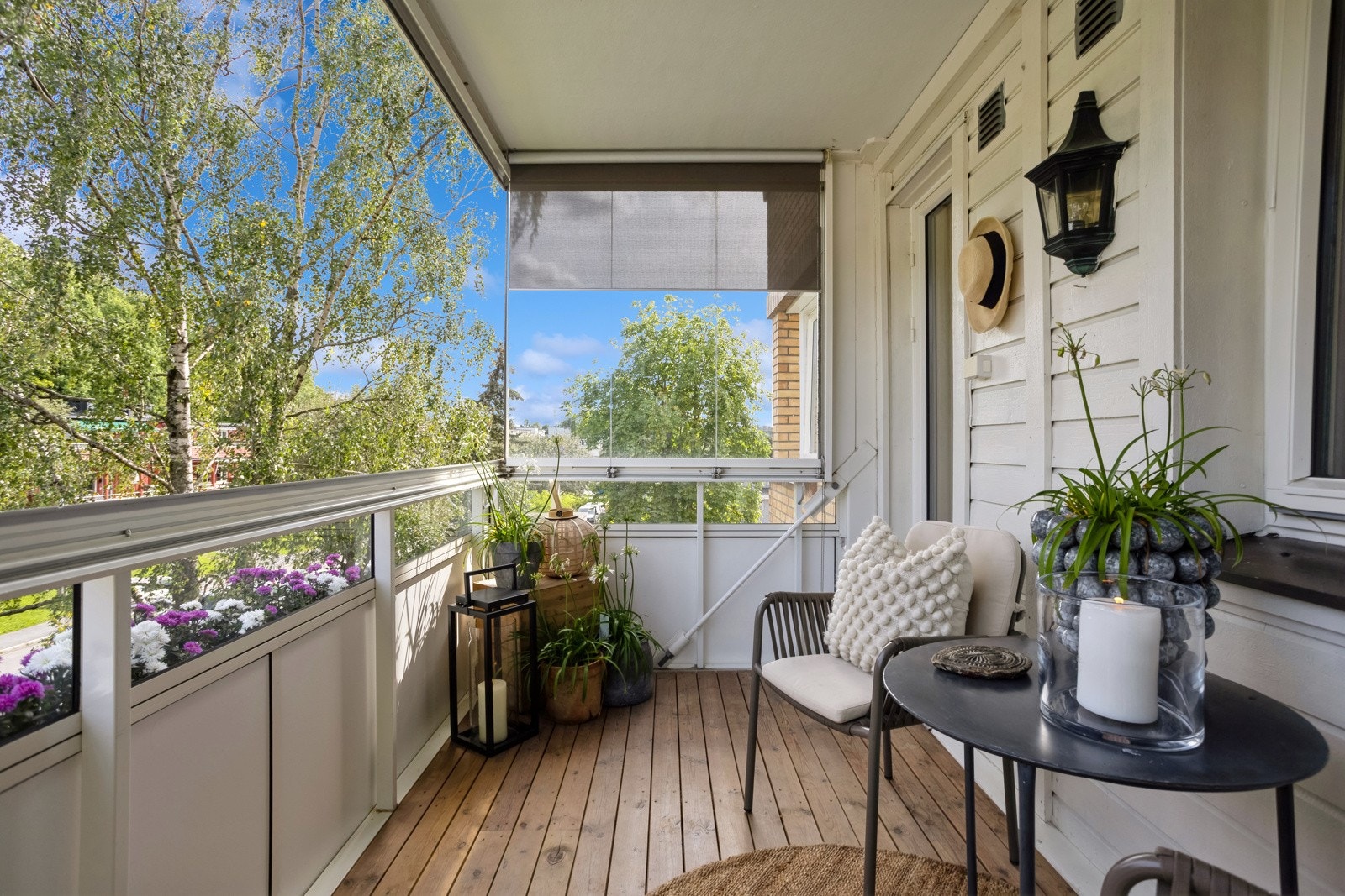 Balkong med lunt tregulv, utebelysning og solskjerming. Galleribilde