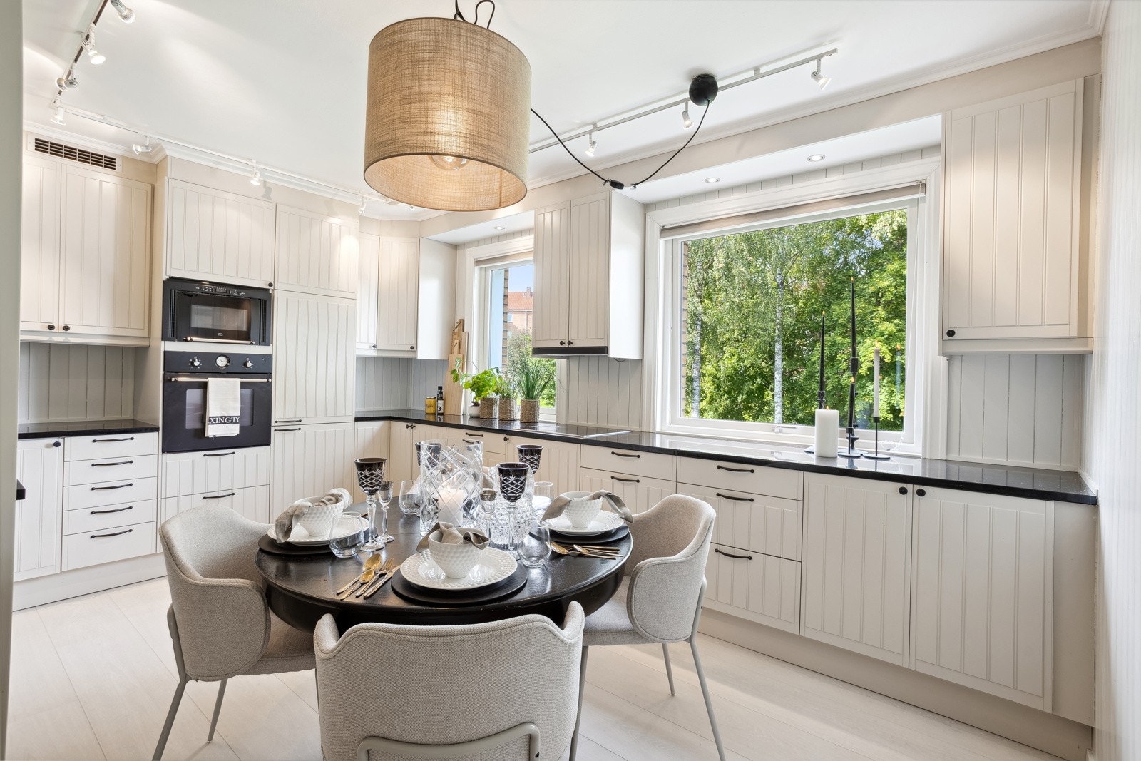 Pent kjøkken med ekstra god skap- og benkeplass, samt flott benkeplate i granitt. Galleribilde