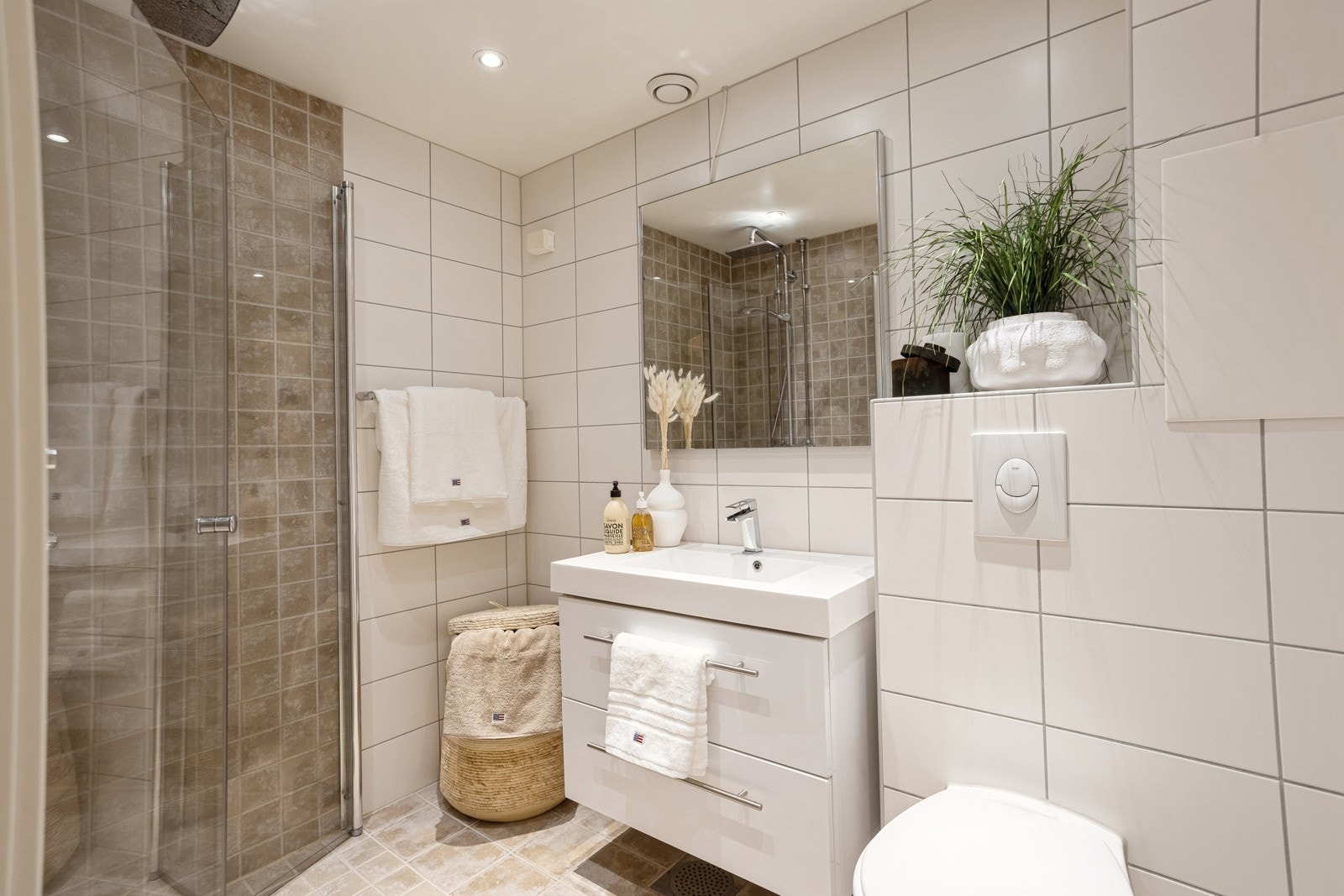 Delikat og fint baderom (fra 2013) med gulvvarme og opplegg for vaskemaskin. Galleribilde