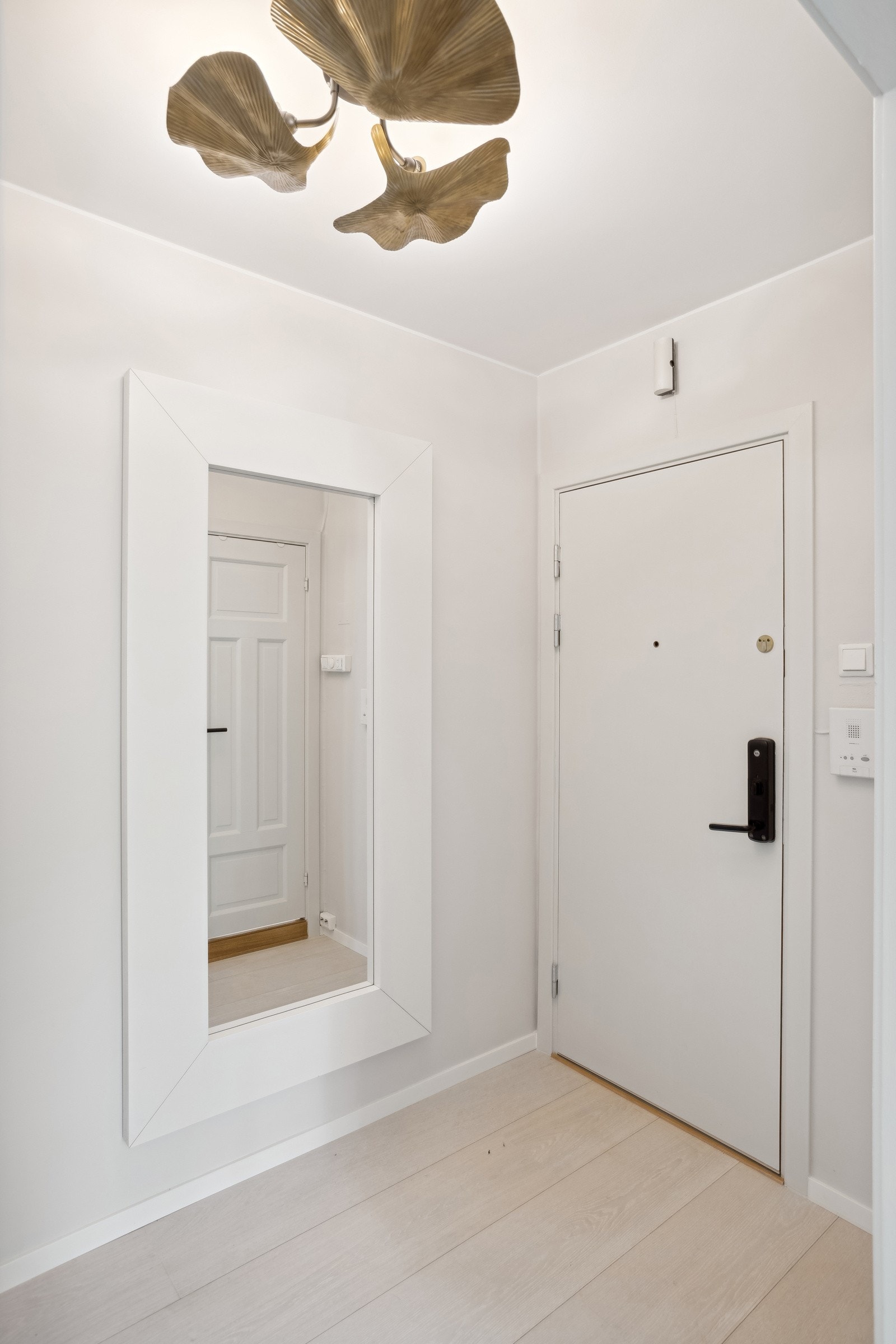 Lys entré med brann- og lydklassifisert entredør med elektronisk lås. Dørcalling. Galleribilde