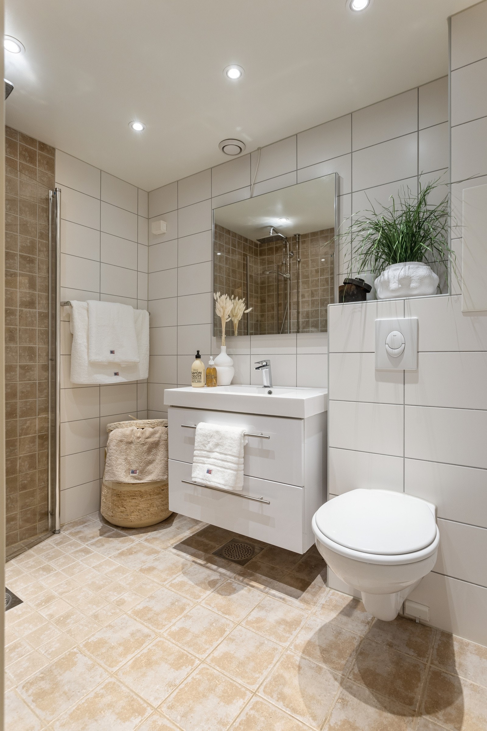 Flidlagt baderom med gulvarme og downlights. Opplegg for vaskemaskin. Galleribilde