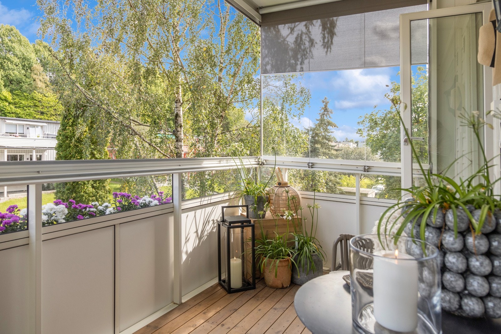 Flott balkong der innglassingen kan åpnes opp og skyves tilside på godværsdager. Galleribilde