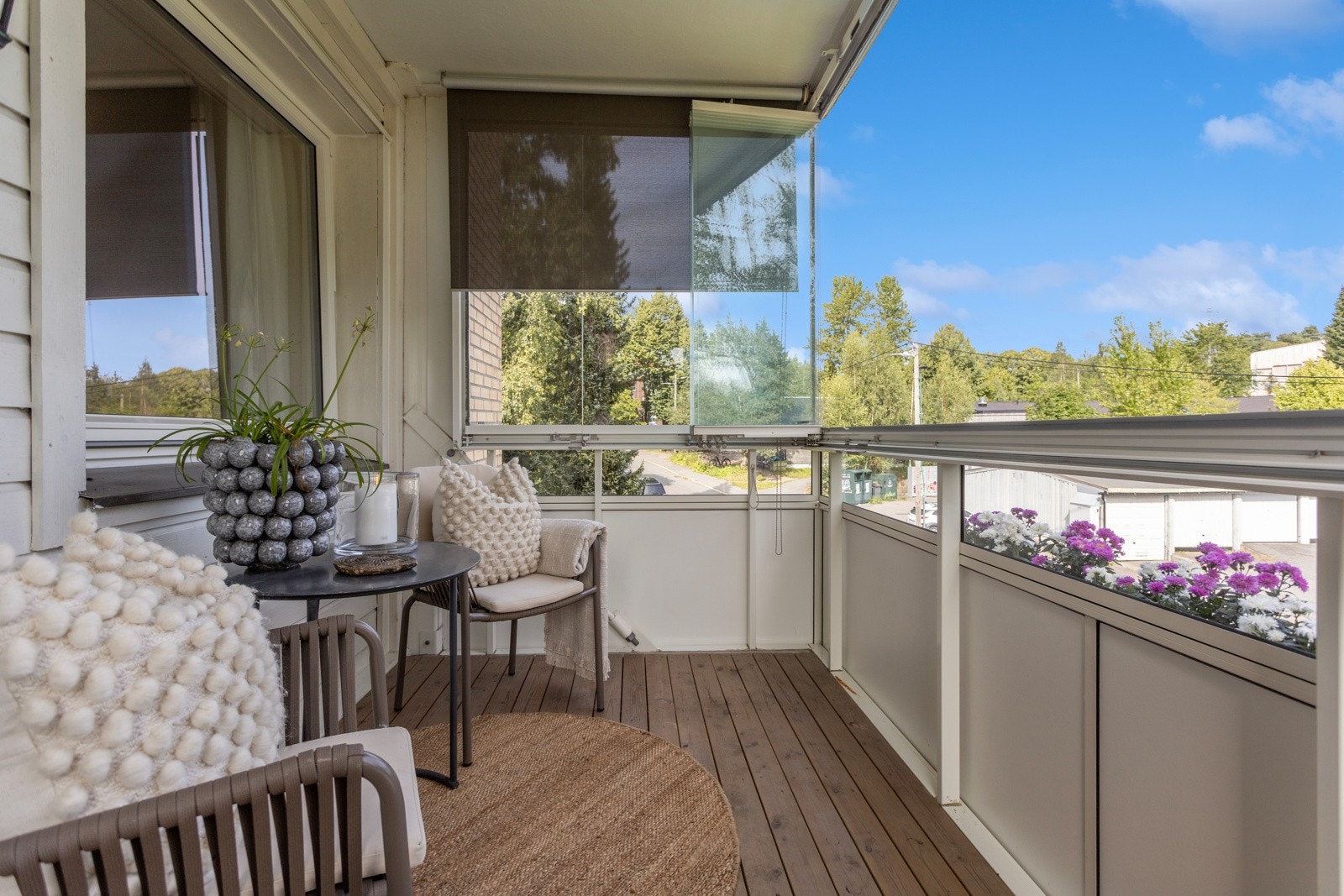 Innglasset balkong med sol fra tidlig morgen. Galleribilde