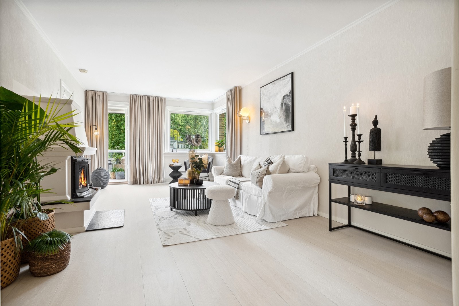 Lys og fin stue med vinduer som gir godt med lys inn. Galleribilde