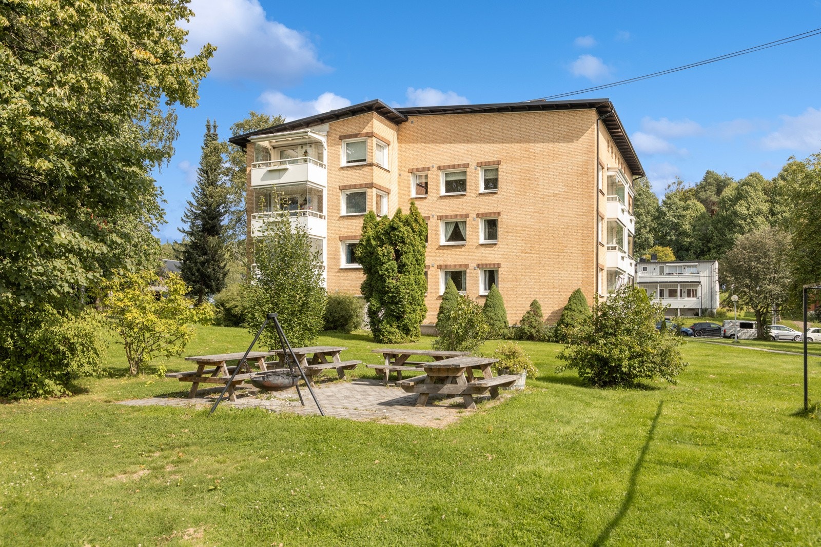 Store, fine grøntarealer rundt blokken og i brl. Galleribilde