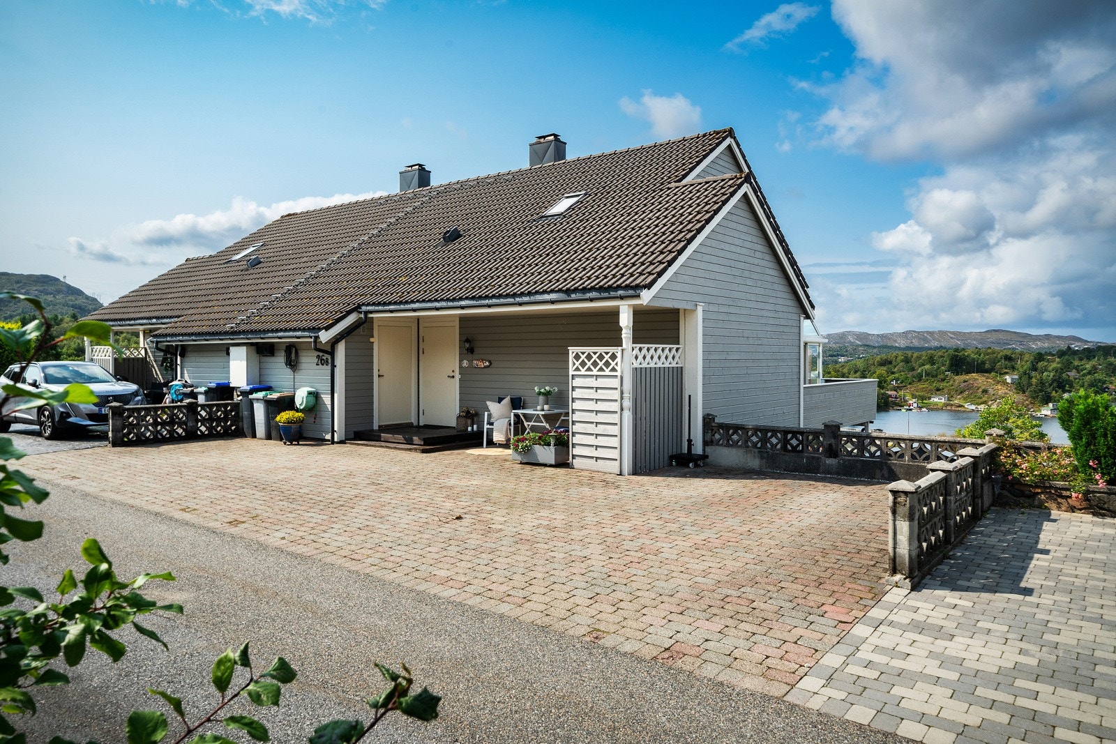 Får en gjester det også plass til flere biler på eiendommen. Det er montert elbillader på veggen. Galleribilde