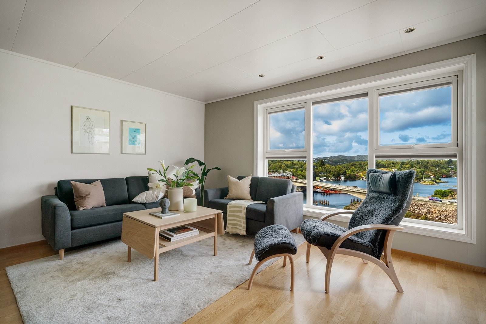 Videre kommer en inn i stue med god plass til møblering! Galleribilde