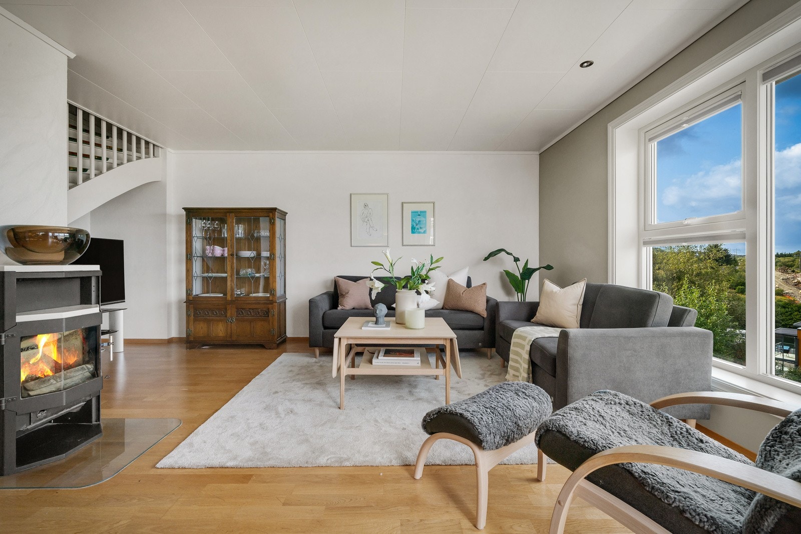 Midt i hjertet av rommet er det ildsted. Galleribilde