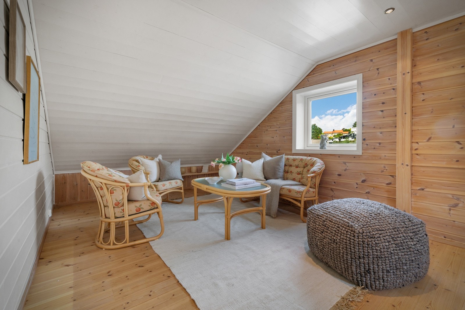 Rommet har 2 vinduer hvor et av vinduene er Velux. Galleribilde