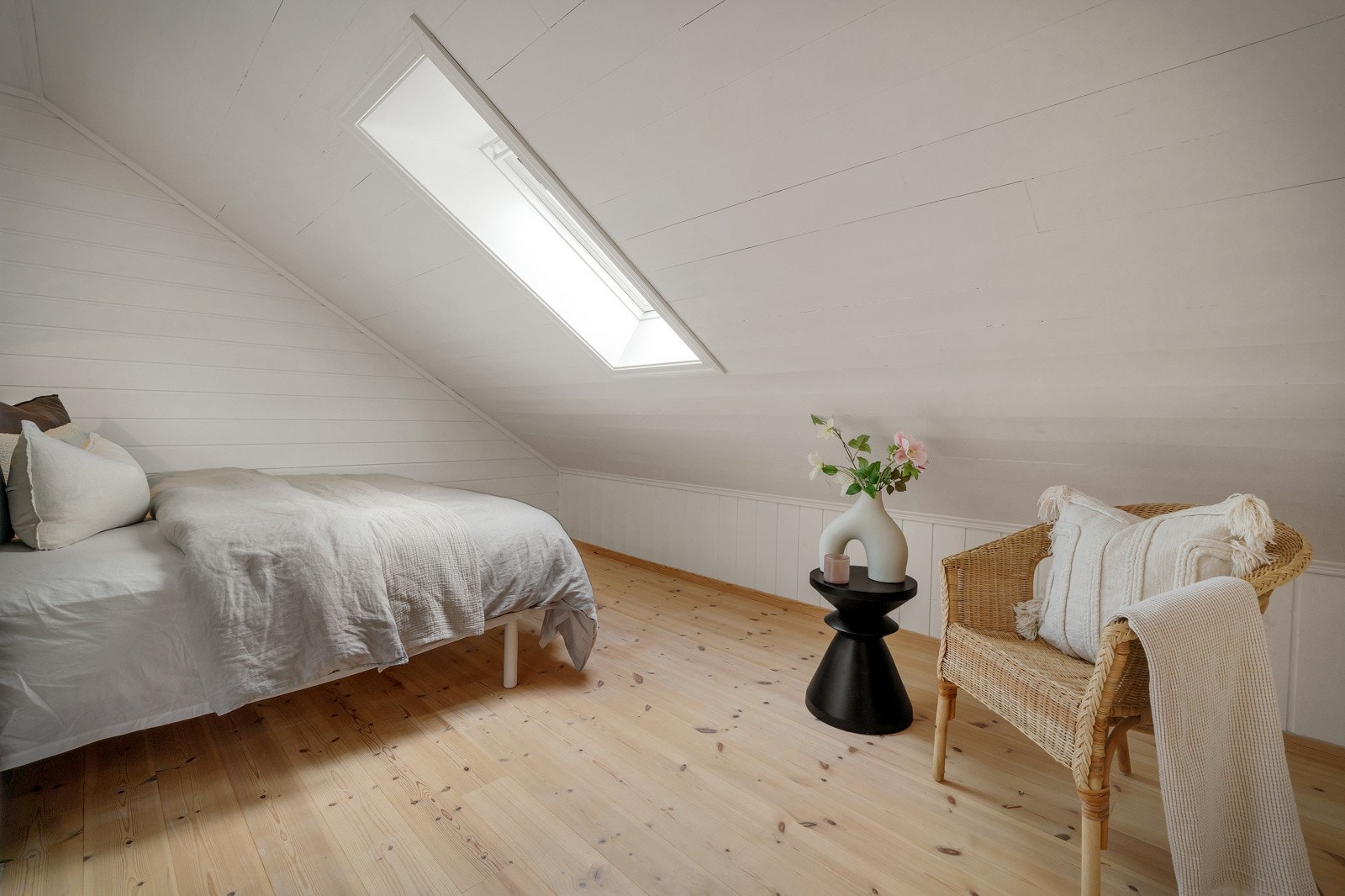 Soverom 2 ligger i loftsetasjen. Rommet er møblert med dobbeltseng og har veluxvindu. Galleribilde