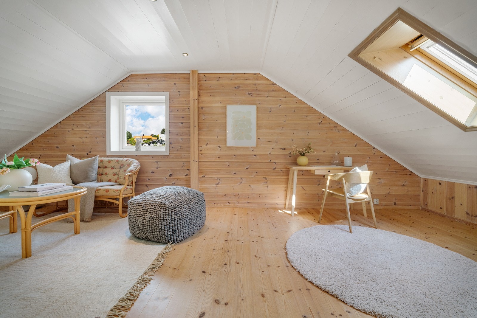 Her er det tillaget en loftstue med god plass til både sofa og kontorplass. Galleribilde