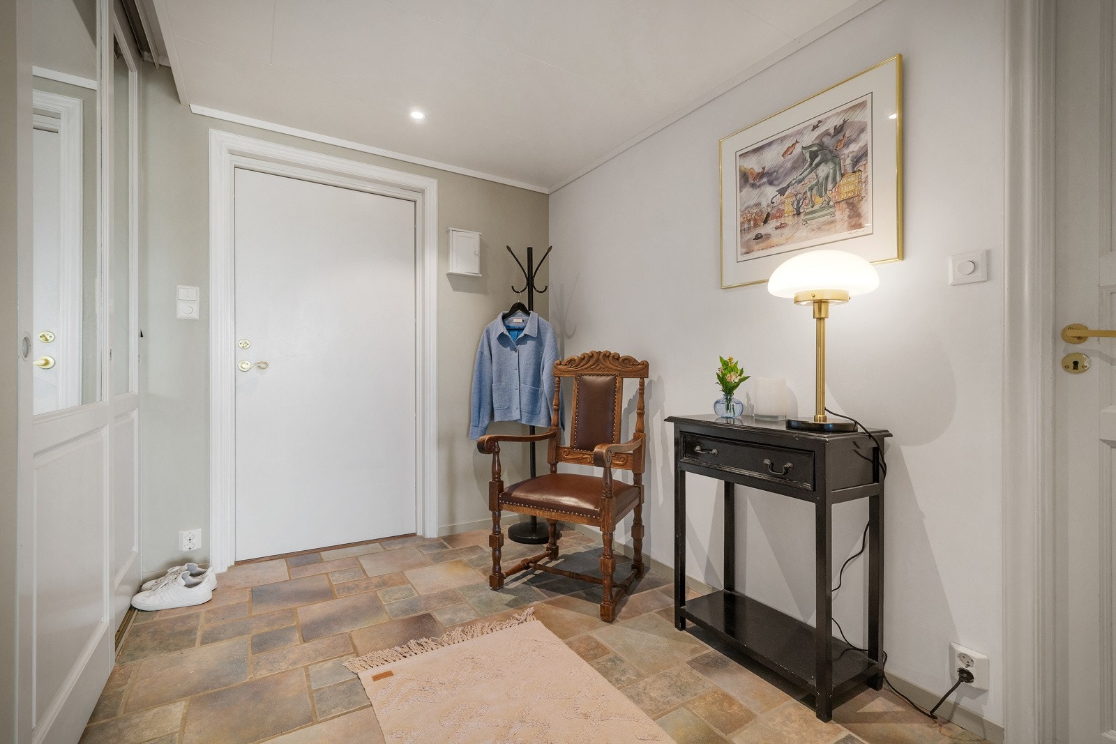 Velkommen inn! Her kan en henge fra seg yttertøy i garderobeskap. Det er downlights i tak. Galleribilde