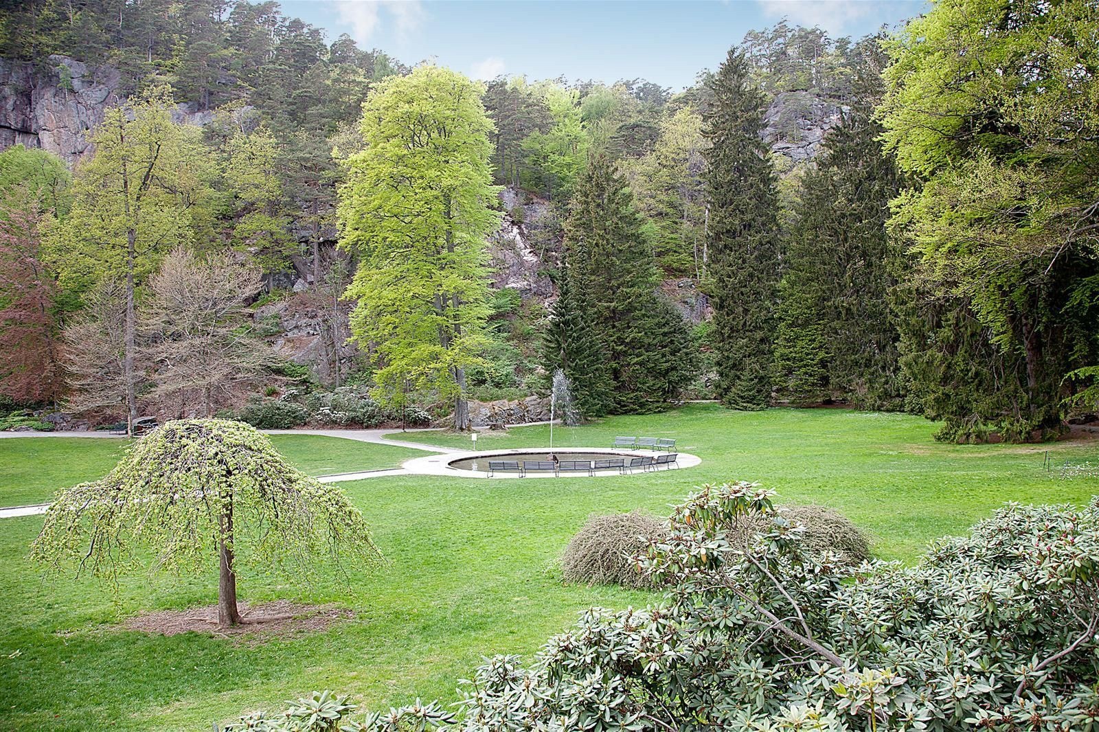 - Idylliske Ravnedalen, hvor det hver sommer arrangeres festival med kjente artister på scenen - Galleribilde