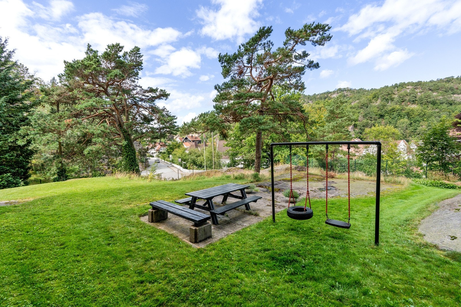 - Lekeplass og felles sittebenker/bord for beboerne - Galleribilde