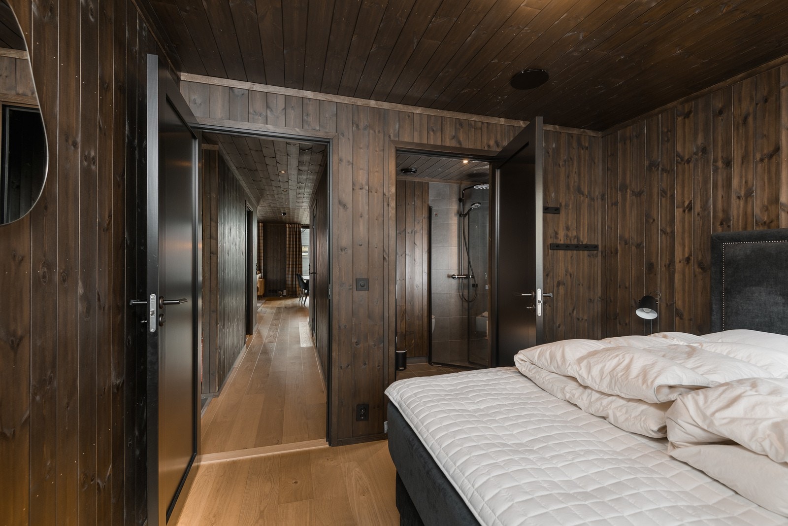 En suite bad i tilknytning til soverommet Galleribilde