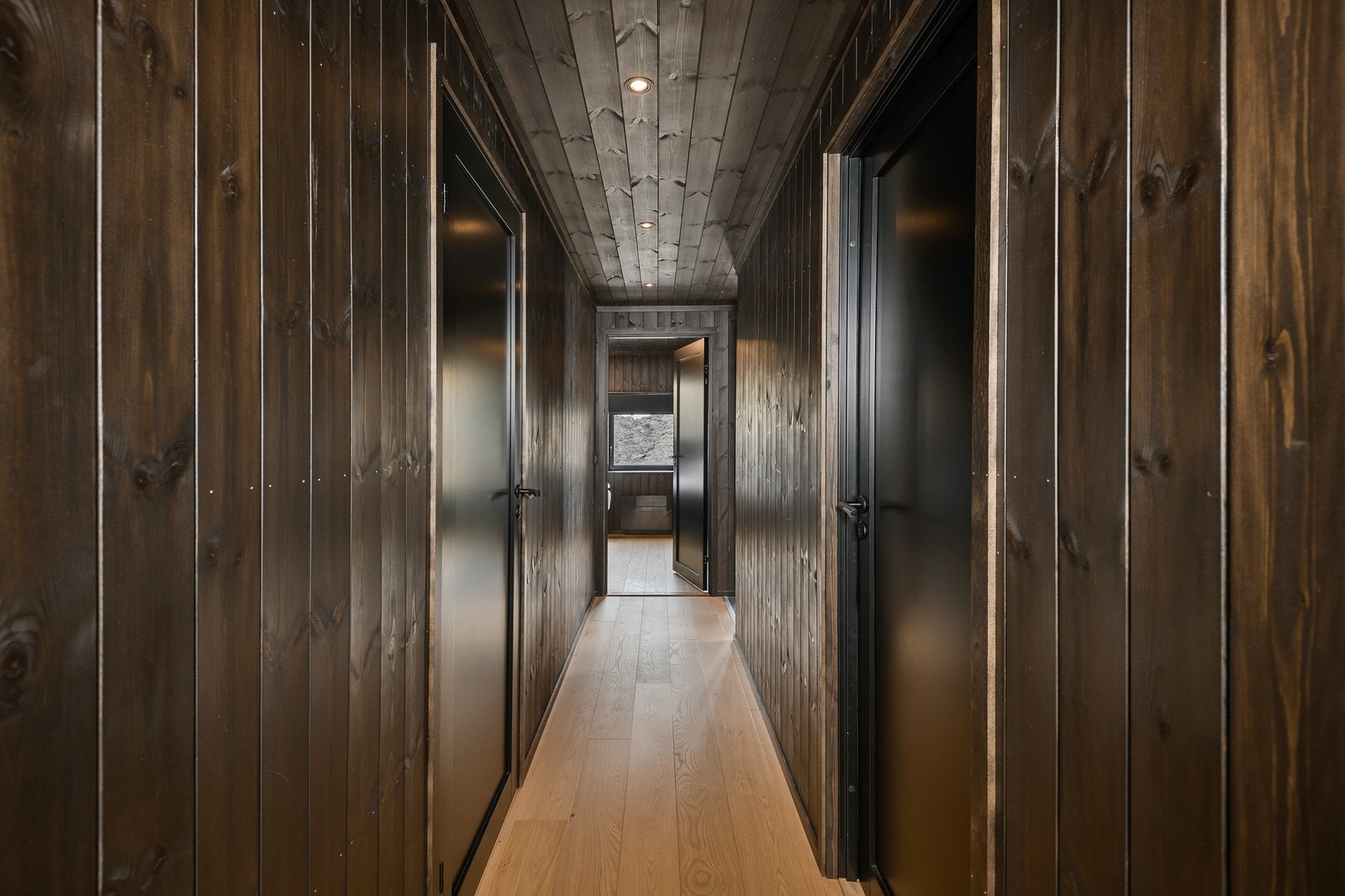 Gulvene er dekket med nydelig enstavs eikeparkett Galleribilde