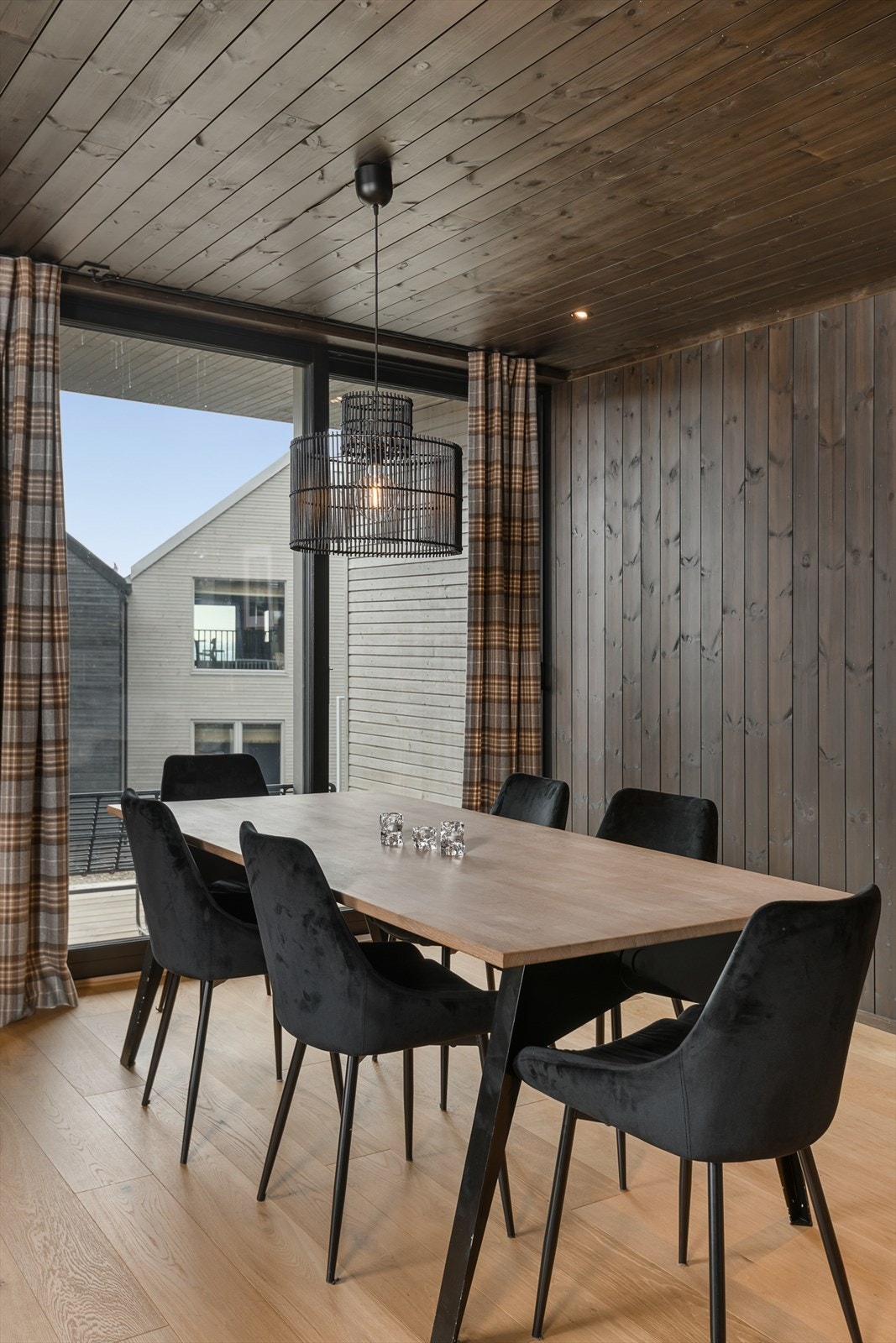 God plass til stort spisebord Galleribilde