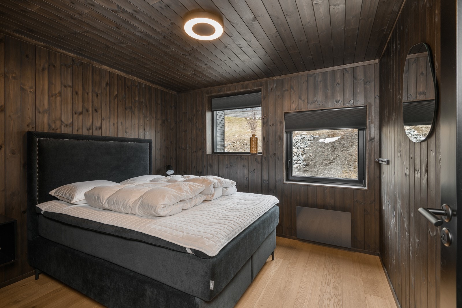 Hovedsoverom med god plass til dobbeltseng med tilhørende møblement Galleribilde