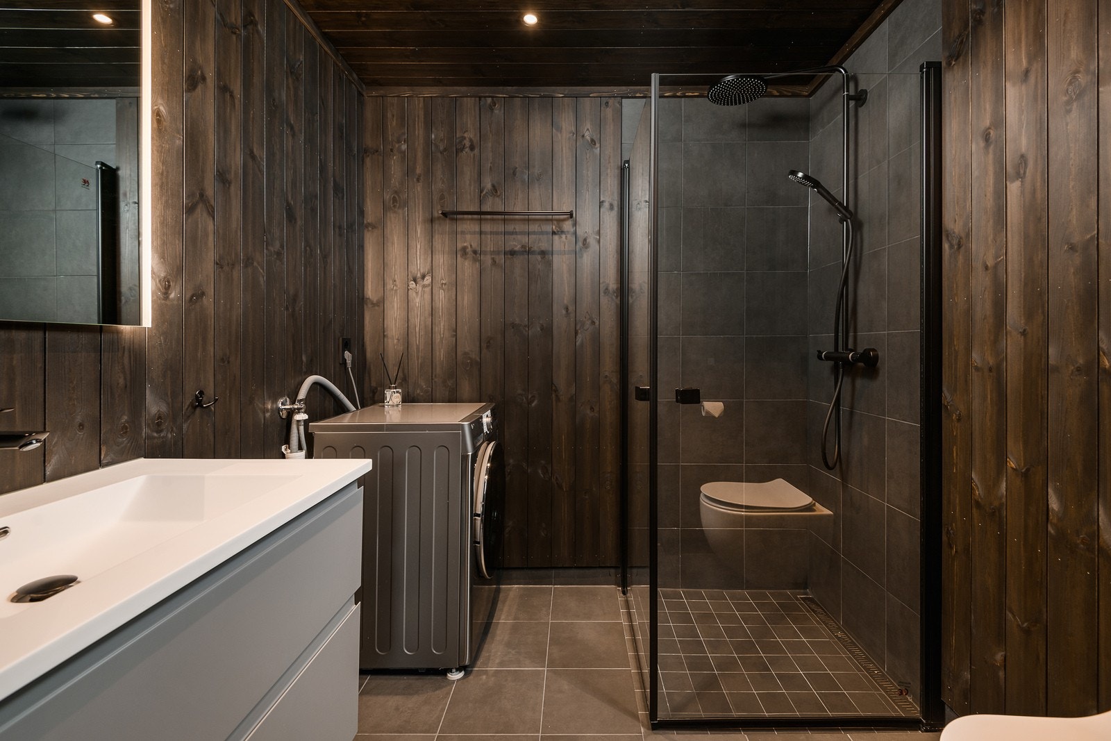 Det er opplegg for vaskemaskin på badet tilknyttet gangen Galleribilde