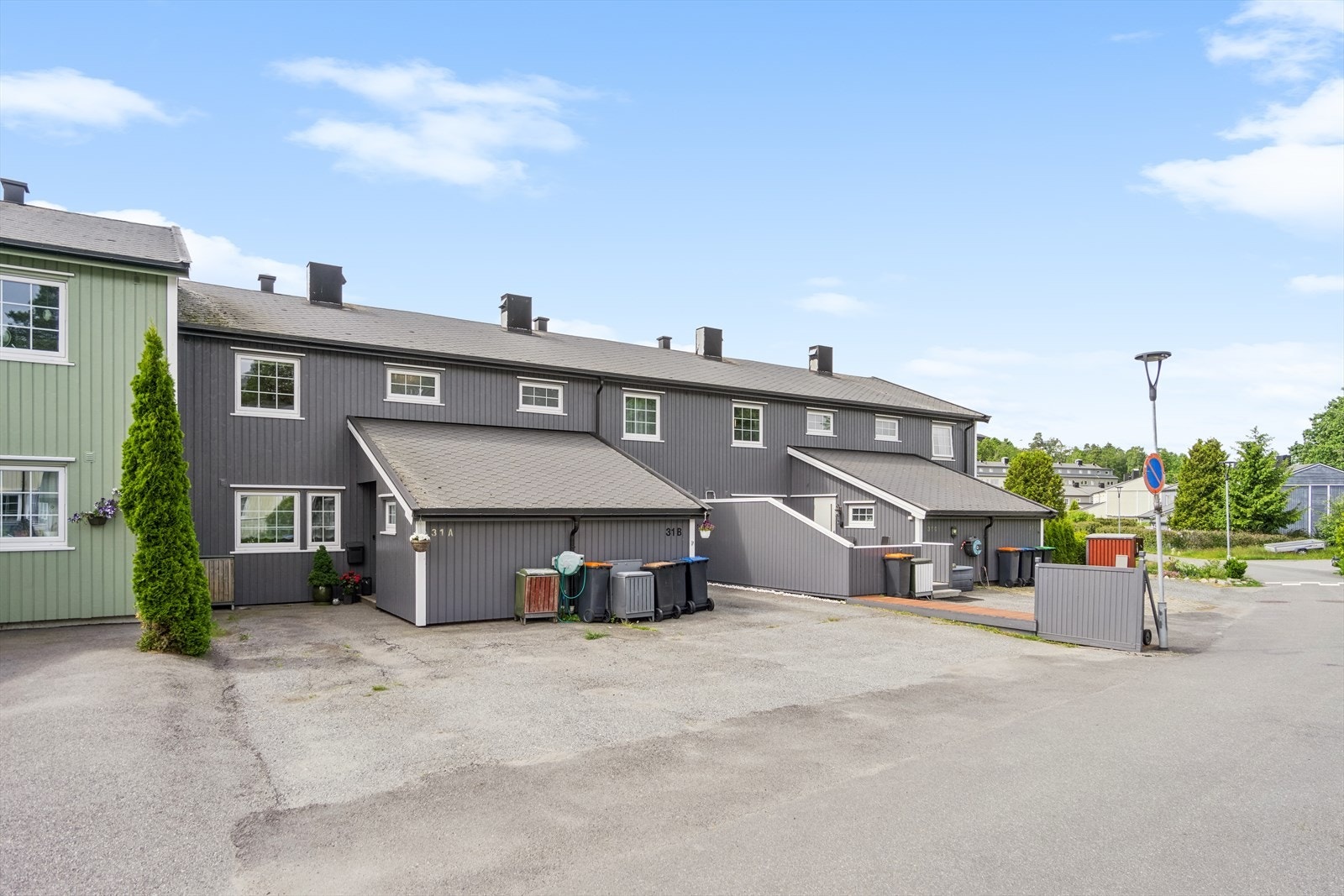 Det er gode parkeringsmuligheter i oppkjørselen. Galleribilde