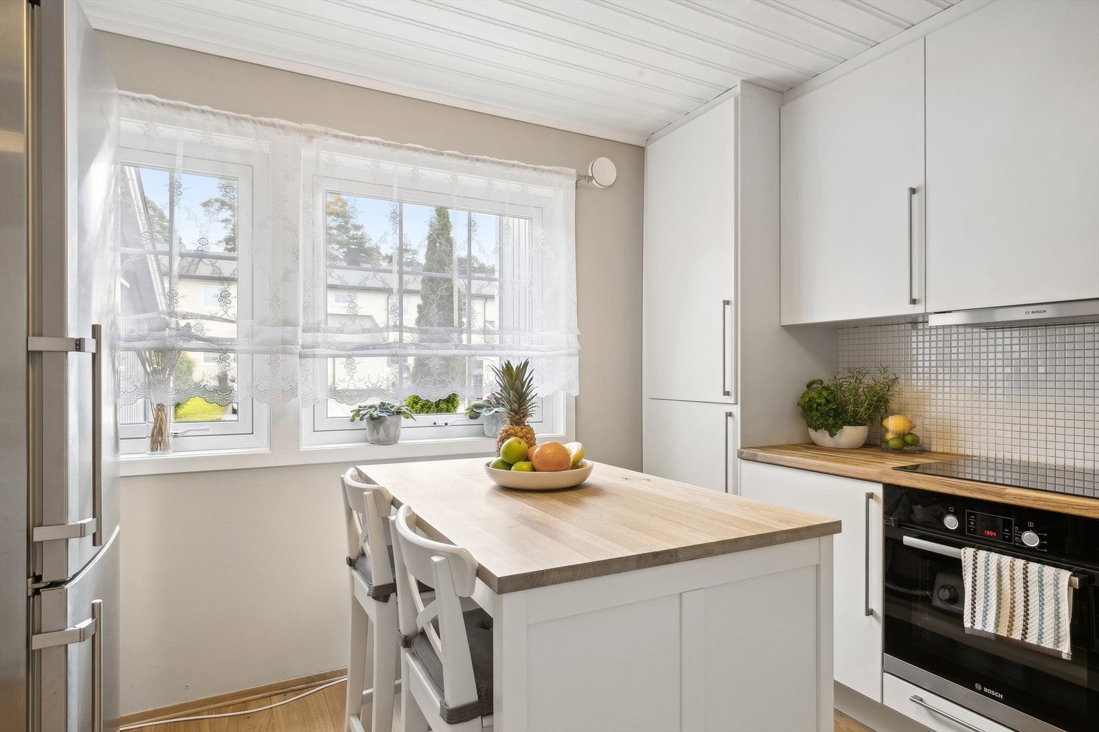 Bord med 2 stoler medfølger salget. Galleribilde