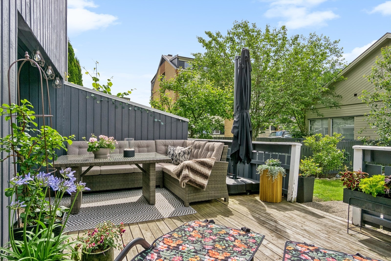 På varme sommerdager blir det naturlig å åpne terrassedøren. Her har du god plass til utemøblement og grill, så du kan nye fine og solrike dager. Galleribilde