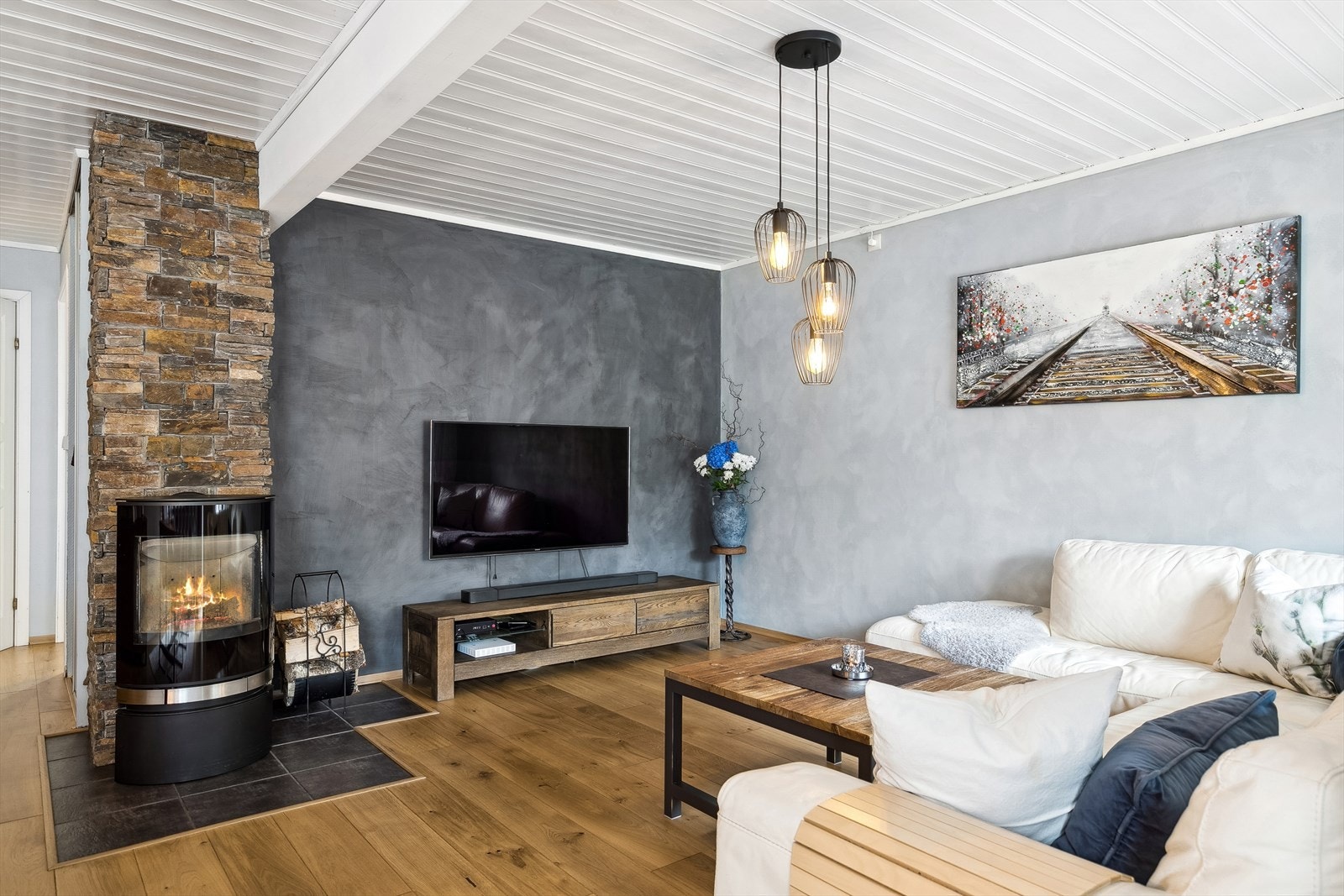 Her er det gode innredningsmuligheter til både sofagruppe, spisebord og TV. Galleribilde