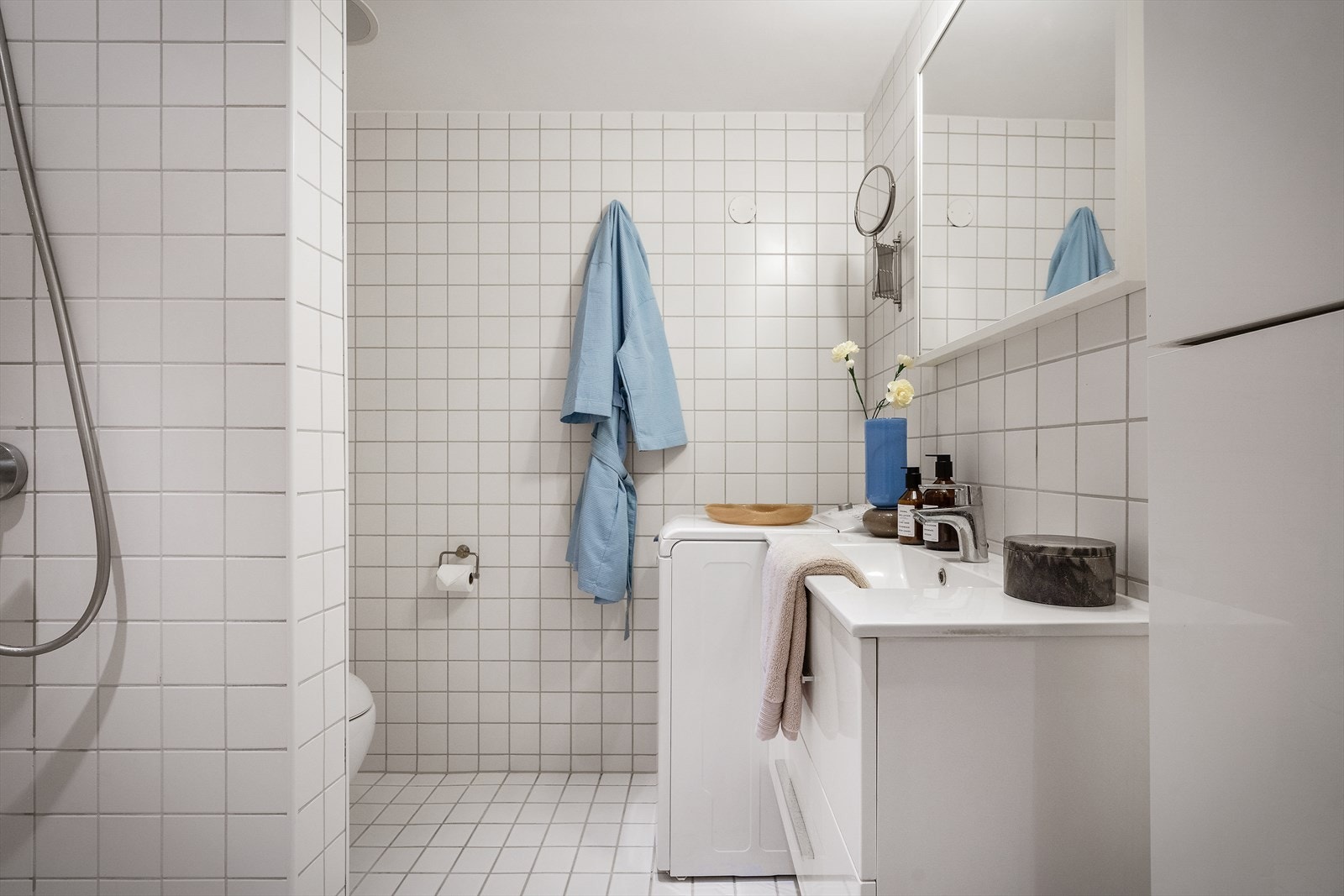- Helfliset bad på 3,9 m² med behagelig varme i gulvet - Galleribilde
